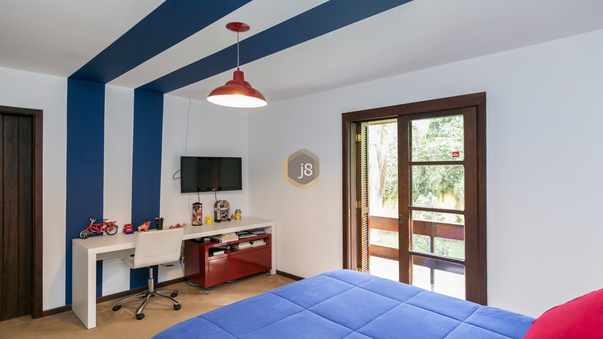 CASA COM 4 SUÍTES E AMPLO JARDIM!