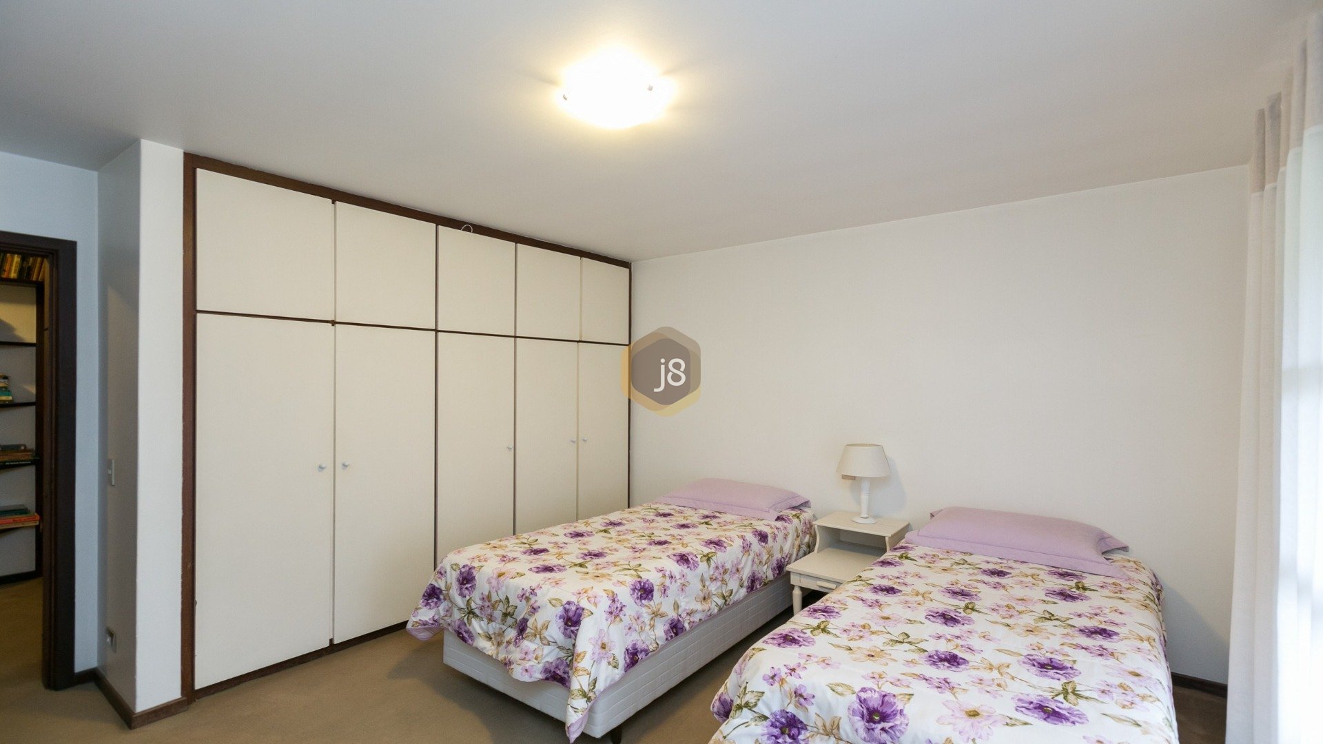 CASA COM 4 SUÍTES E AMPLO JARDIM!