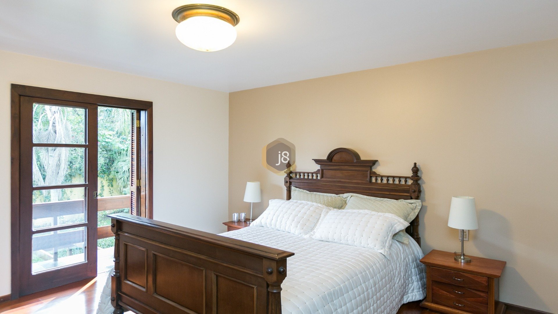 CASA COM 4 SUÍTES E AMPLO JARDIM!