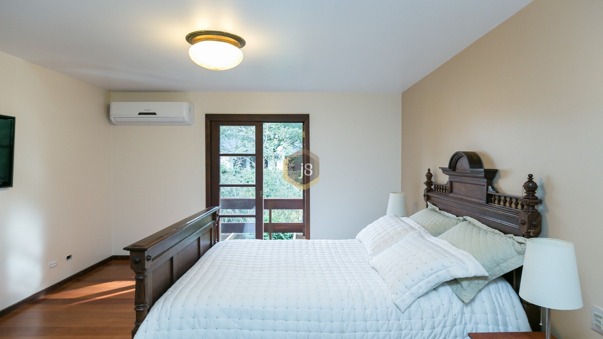 CASA COM 4 SUÍTES E AMPLO JARDIM!
