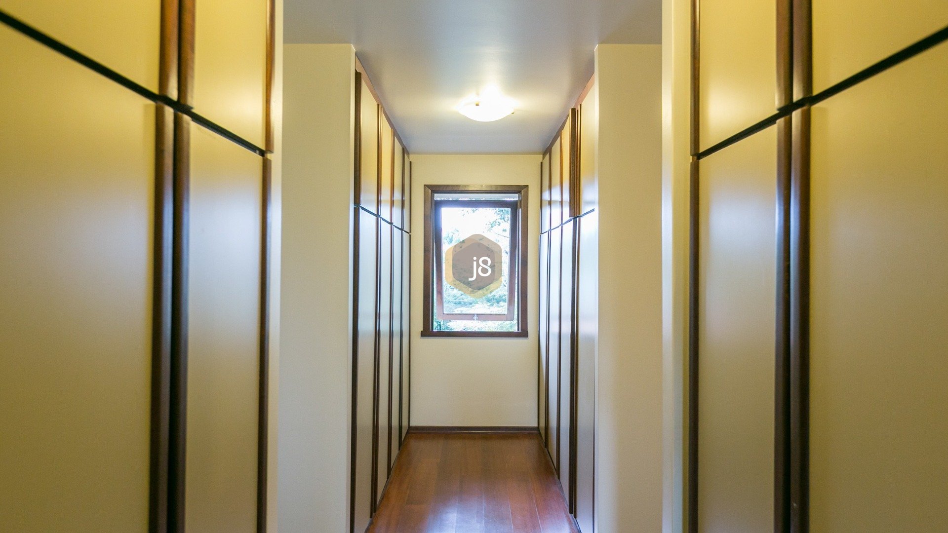 CASA COM 4 SUÍTES E AMPLO JARDIM!