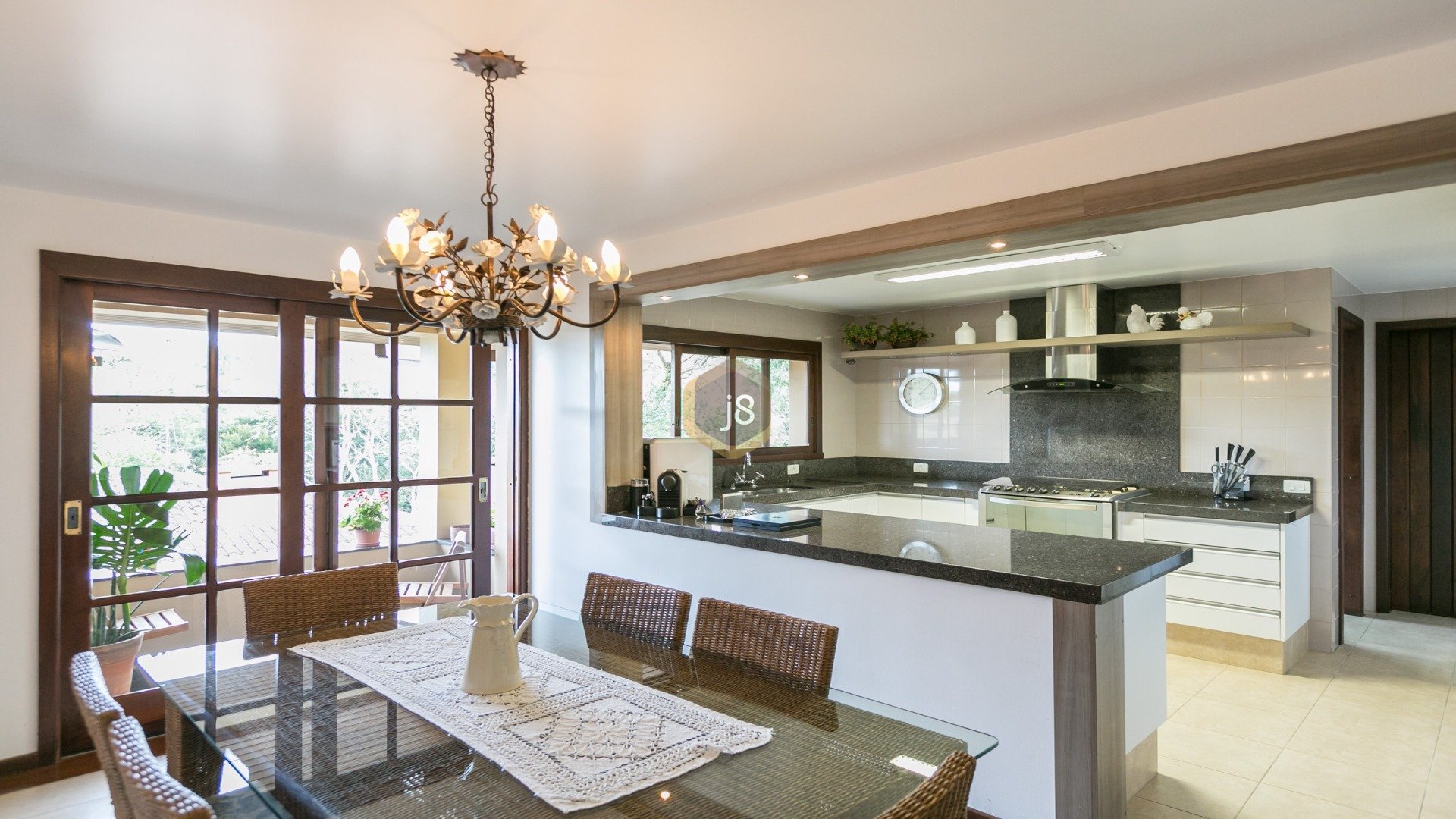 CASA COM 4 SUÍTES E AMPLO JARDIM!