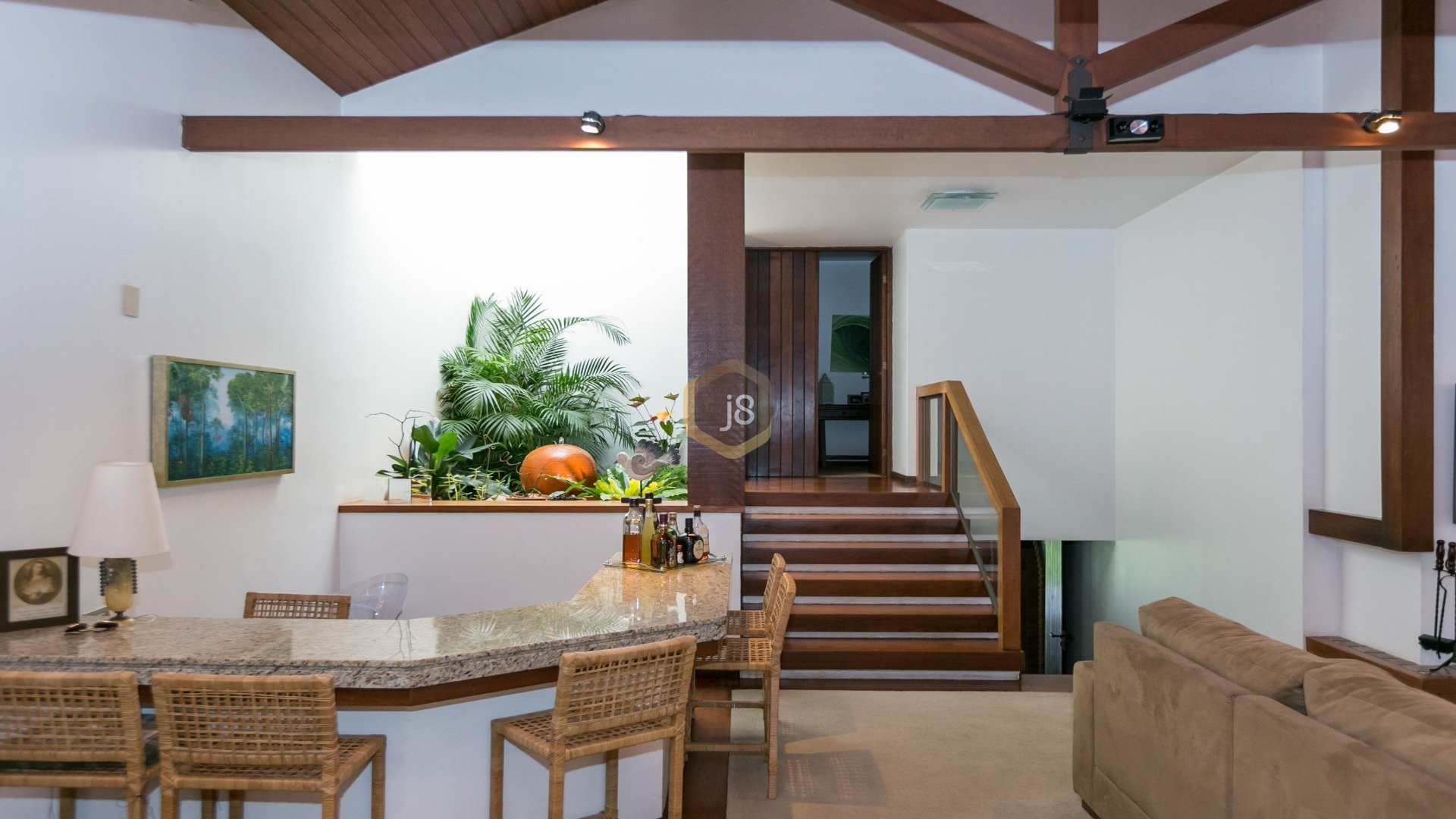 CASA COM 4 SUÍTES E AMPLO JARDIM!