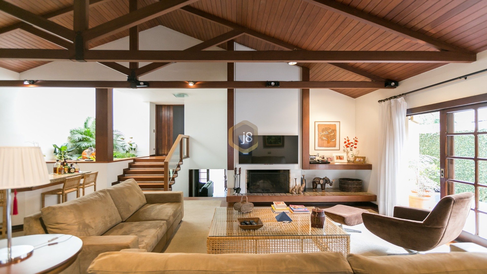 CASA COM 4 SUÍTES E AMPLO JARDIM!