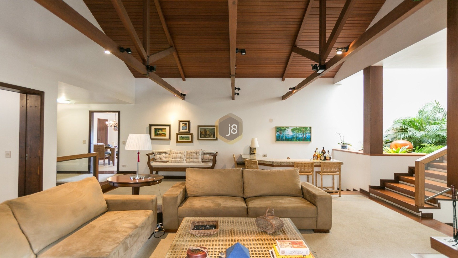 CASA COM 4 SUÍTES E AMPLO JARDIM!
