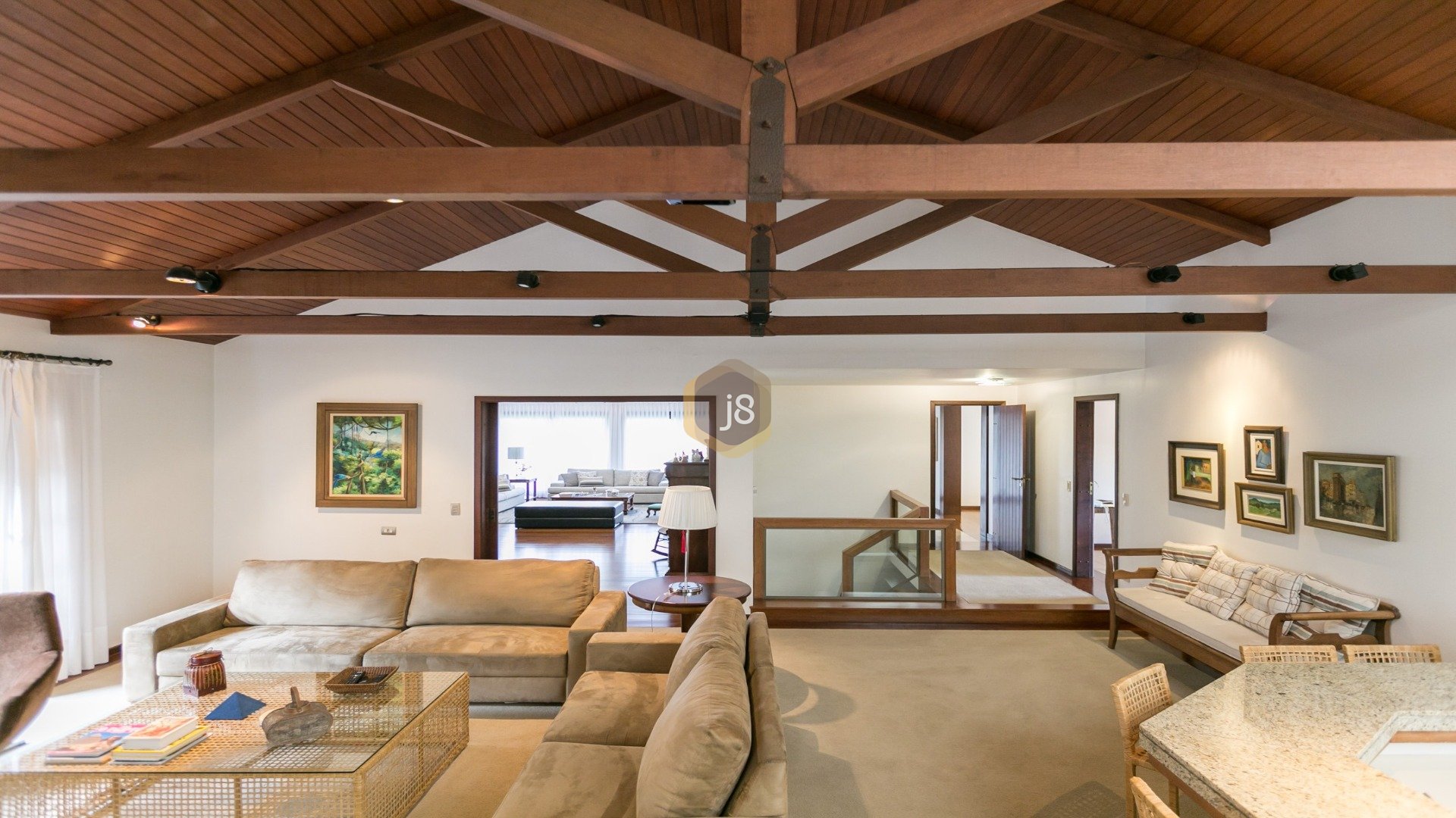 CASA COM 4 SUÍTES E AMPLO JARDIM!