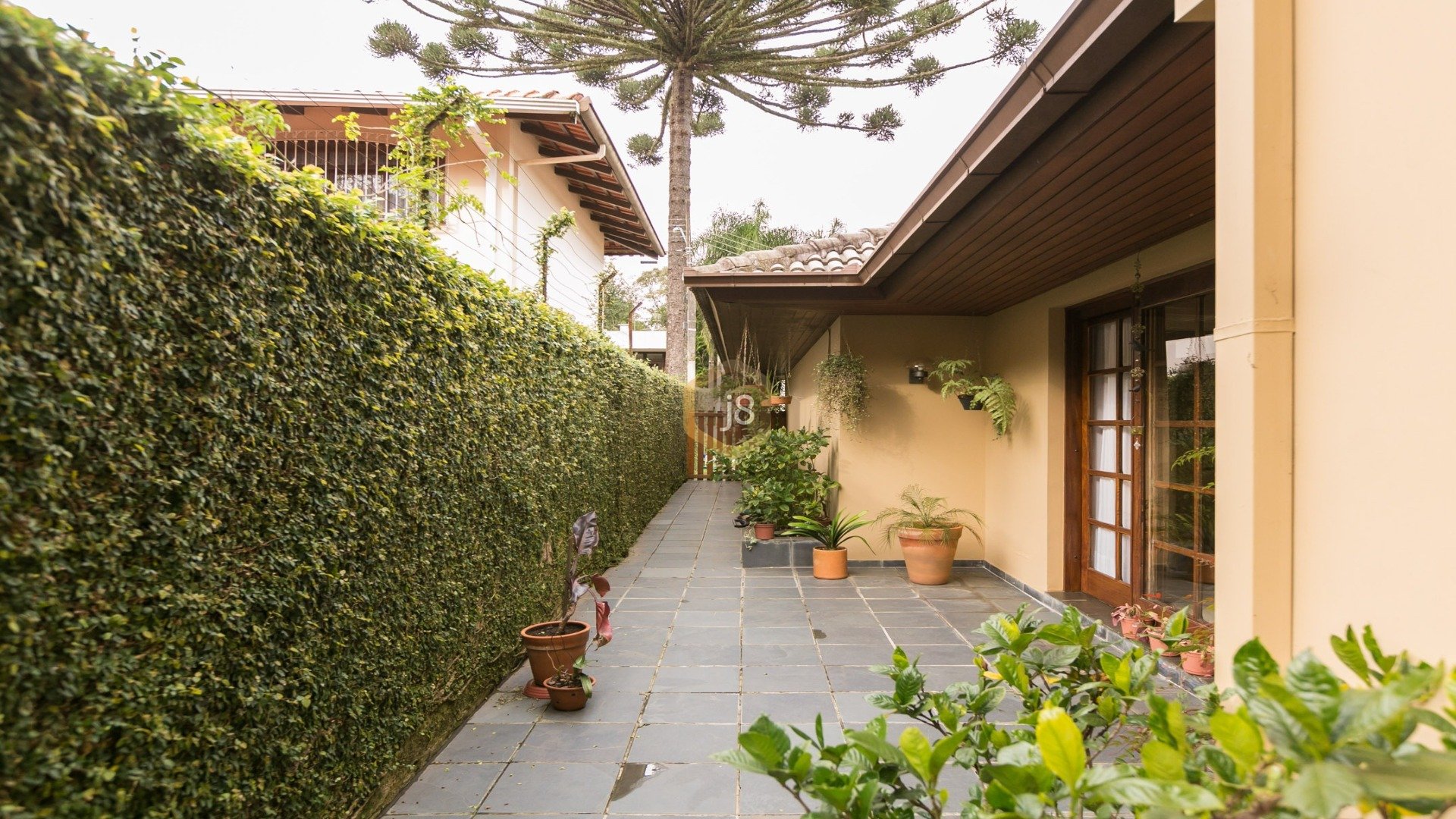 CASA COM 4 SUÍTES E AMPLO JARDIM!