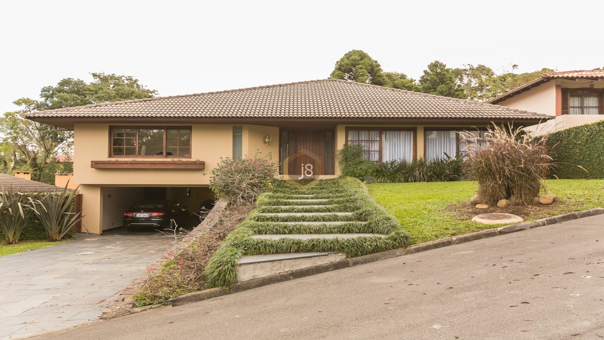 CASA COM 4 SUÍTES E AMPLO JARDIM!