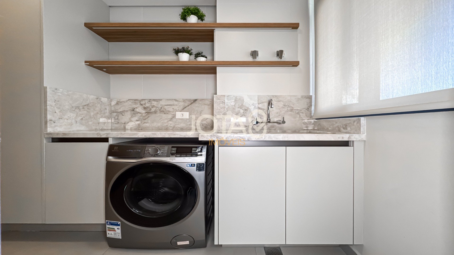APARTAMENTO DECORADO COM 3 SUÍTES PERTO DO GRACIOSA!