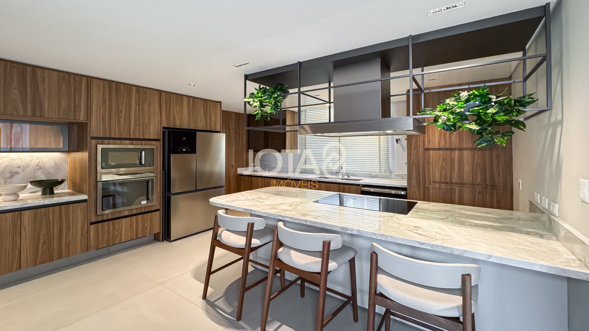APARTAMENTO DECORADO COM 3 SUÍTES PERTO DO GRACIOSA!