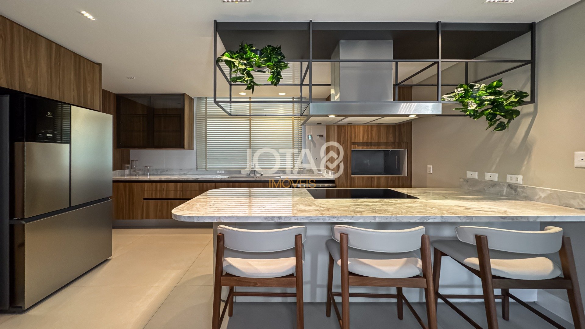 APARTAMENTO DECORADO COM 3 SUÍTES PERTO DO GRACIOSA!