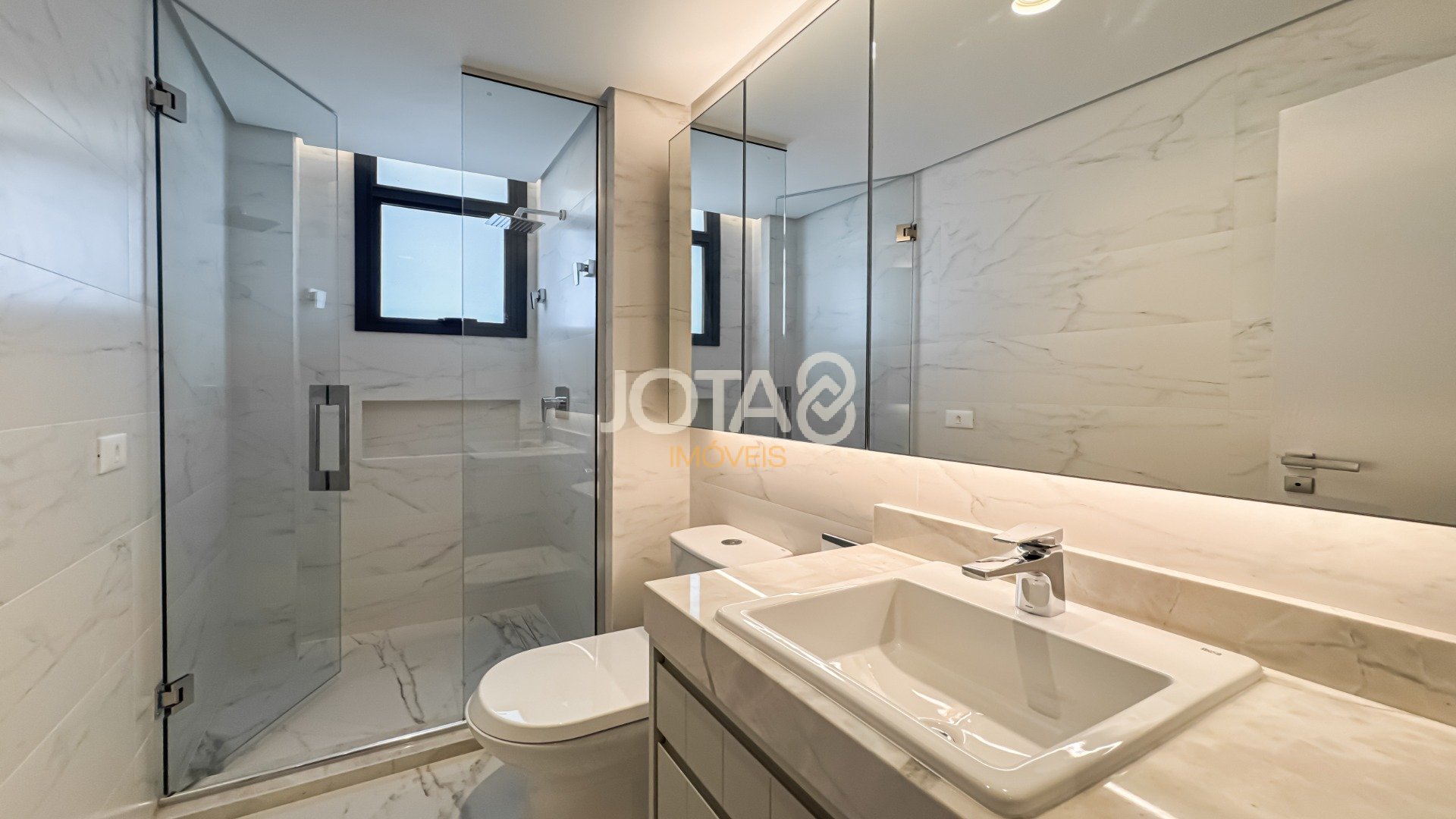 APARTAMENTO DECORADO COM 3 SUÍTES PERTO DO GRACIOSA!