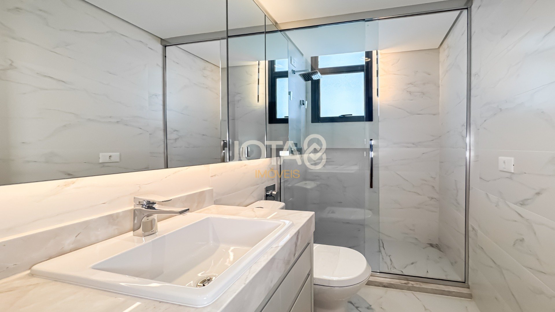 APARTAMENTO DECORADO COM 3 SUÍTES PERTO DO GRACIOSA!