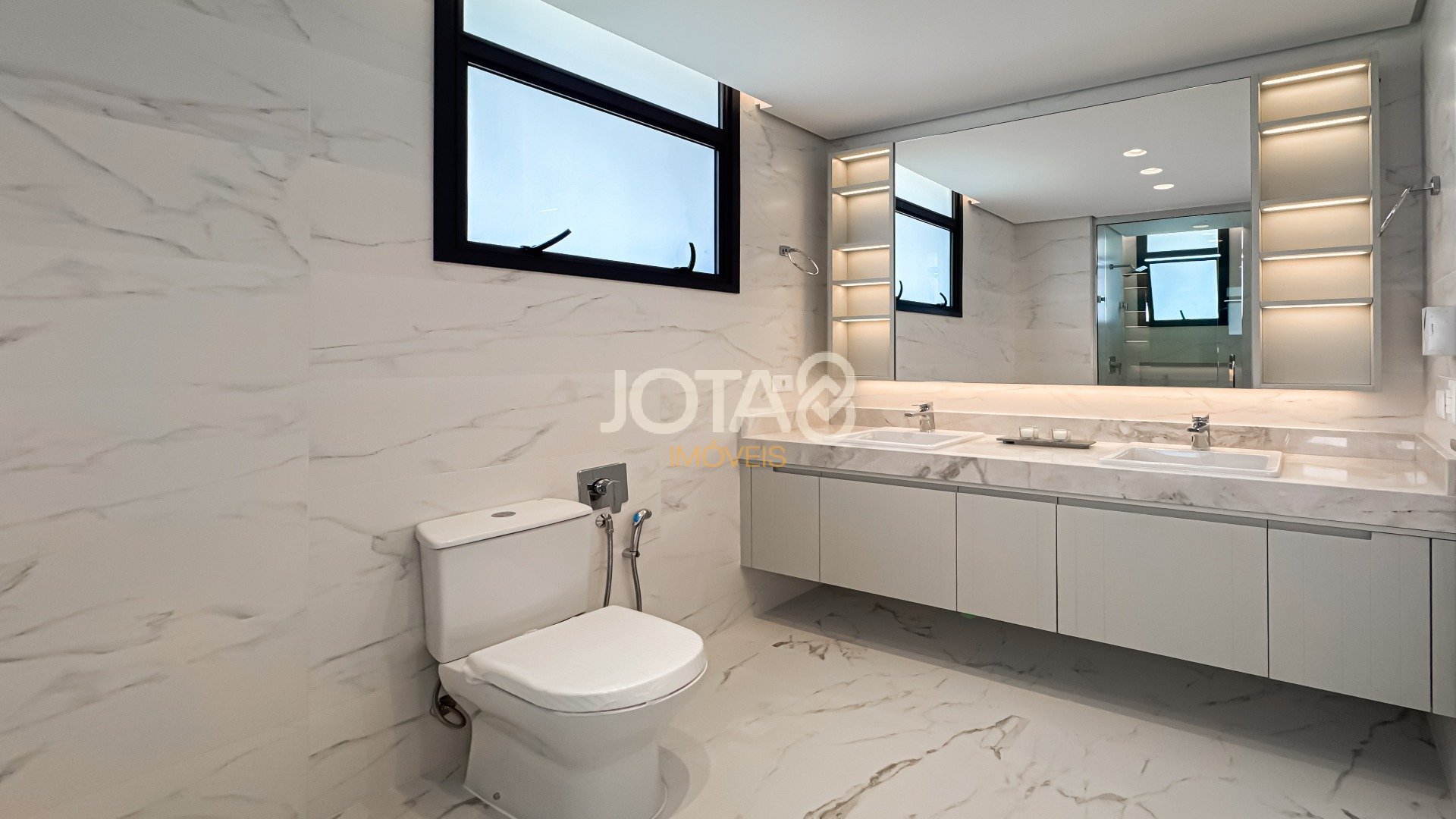 APARTAMENTO DECORADO COM 3 SUÍTES PERTO DO GRACIOSA!