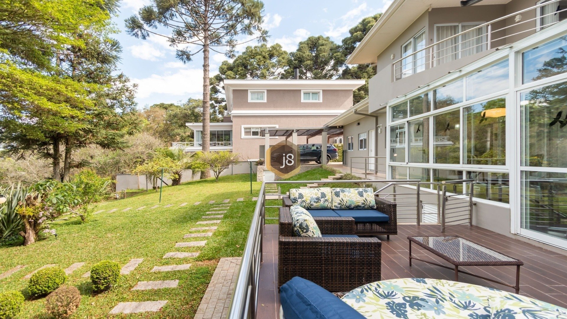 CASA EM CONDOMÍNIO NO CAMPO COMPRIDO COM MUITA NATUREZA