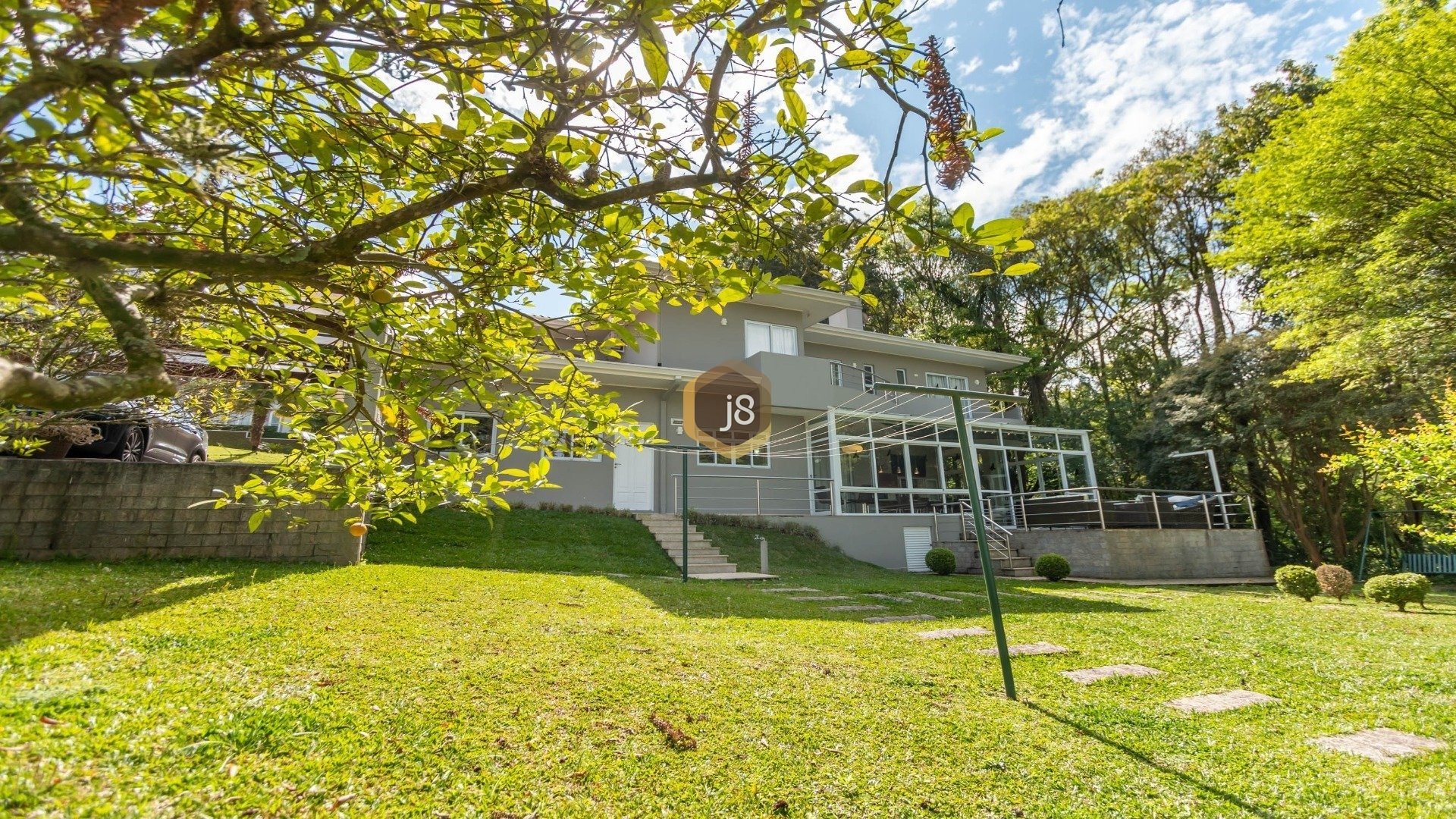 CASA EM CONDOMÍNIO NO CAMPO COMPRIDO COM MUITA NATUREZA