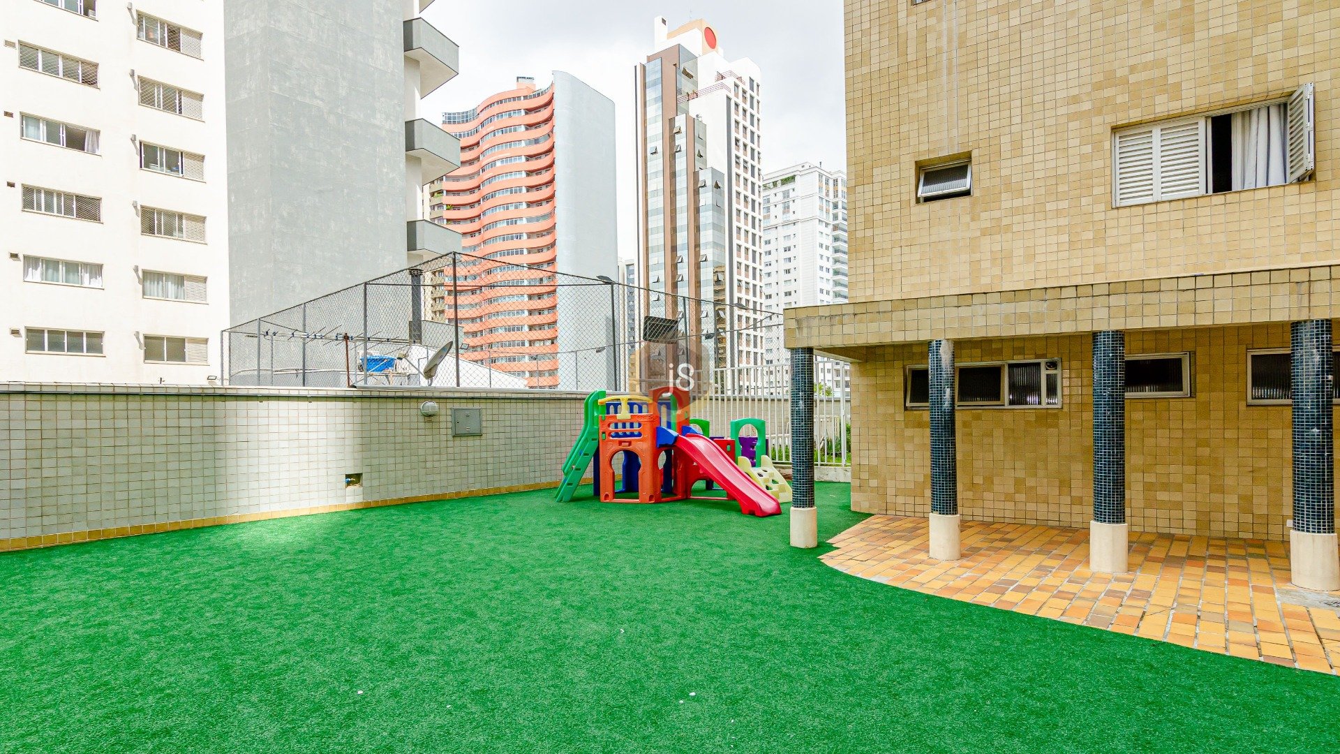 APARTAMENTO COM 3 QUARTOS EM FRENTE À PRAÇA DO JAPÃO