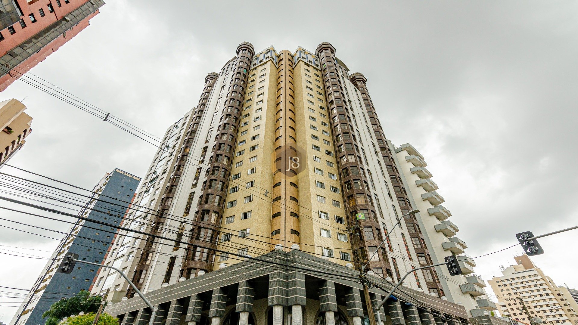 APARTAMENTO COM 3 QUARTOS EM FRENTE À PRAÇA DO JAPÃO