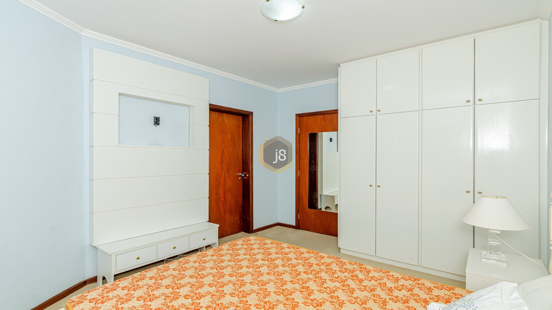 APARTAMENTO COM 3 QUARTOS EM FRENTE À PRAÇA DO JAPÃO