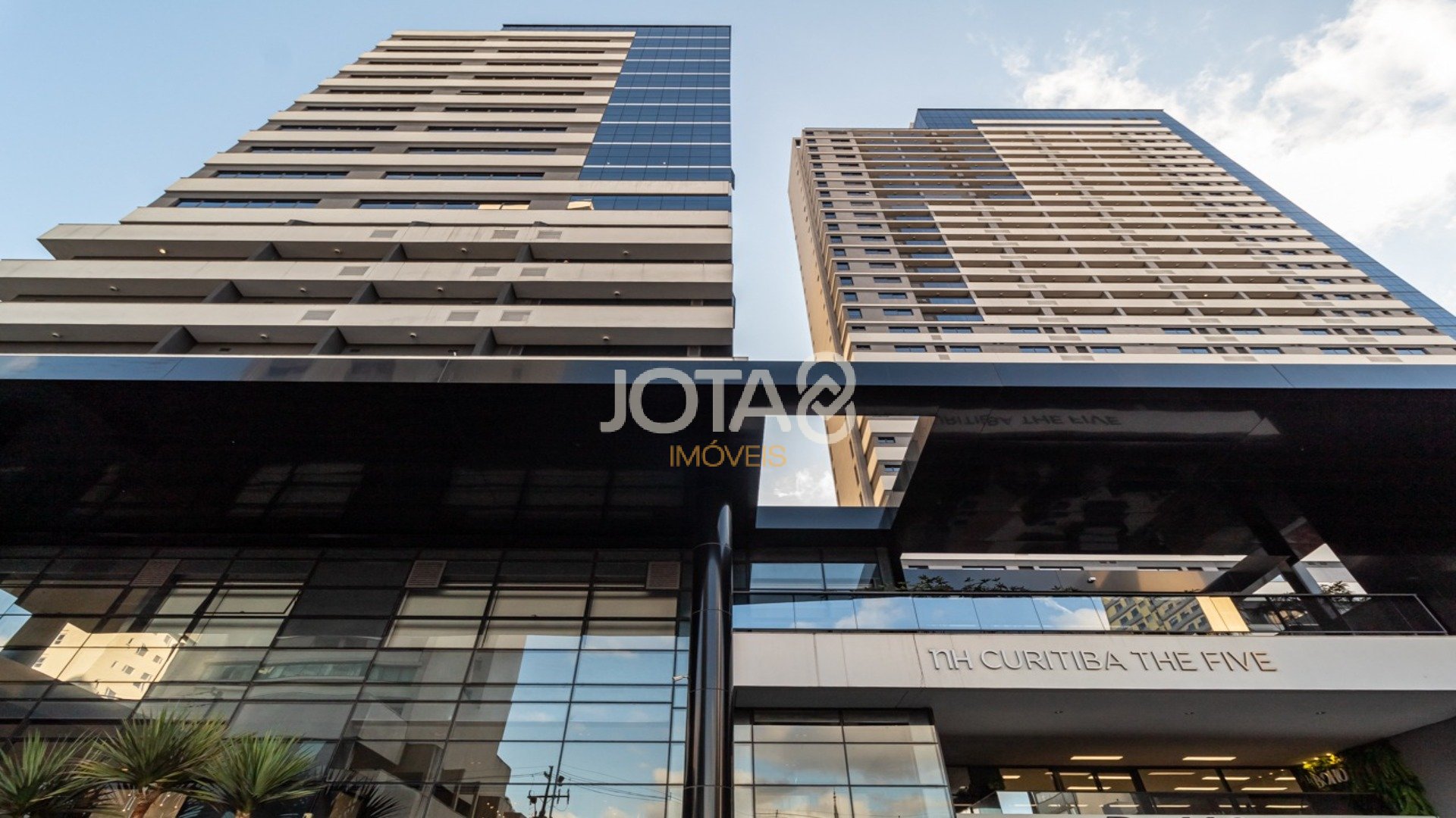 MARAVILHOSA SALA COMERCIAL COMPLETA COM 216M², MOBILIADA E DECORADA