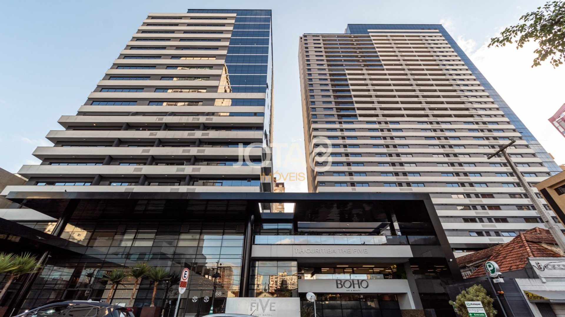 MARAVILHOSA SALA COMERCIAL COMPLETA COM 216M², MOBILIADA E DECORADA