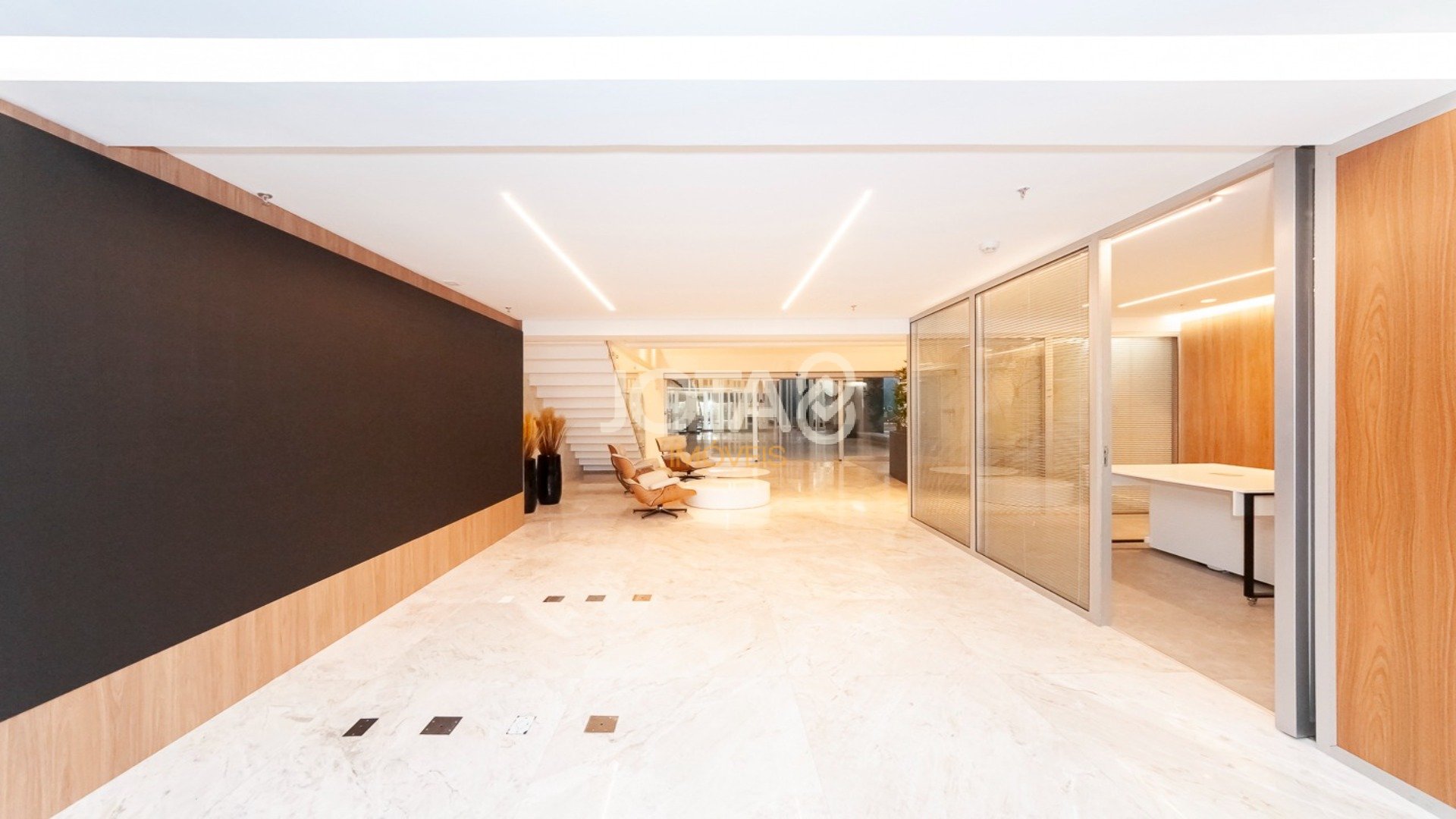 MARAVILHOSA SALA COMERCIAL COMPLETA COM 216M², MOBILIADA E DECORADA