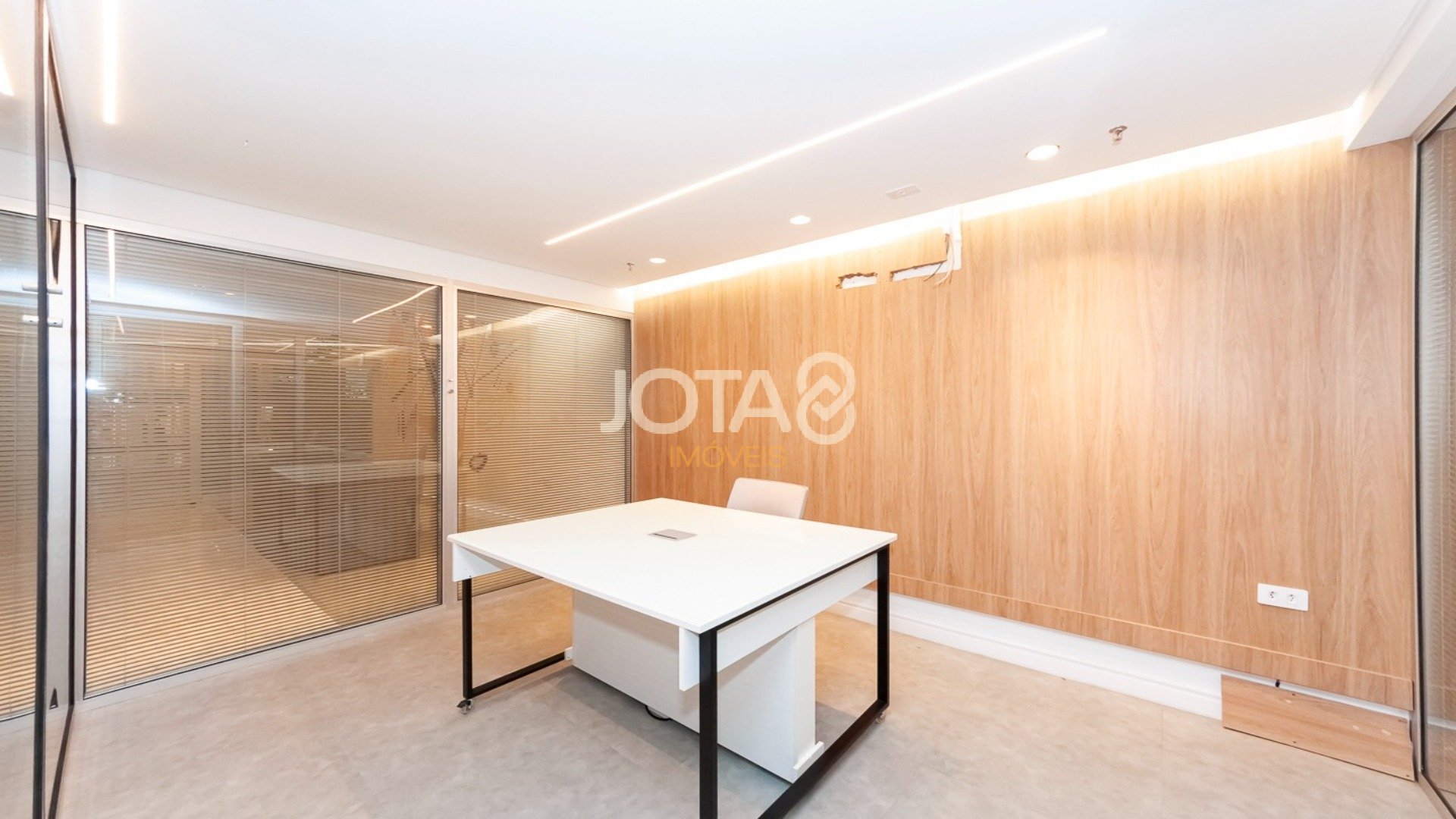 MARAVILHOSA SALA COMERCIAL COMPLETA COM 216M², MOBILIADA E DECORADA