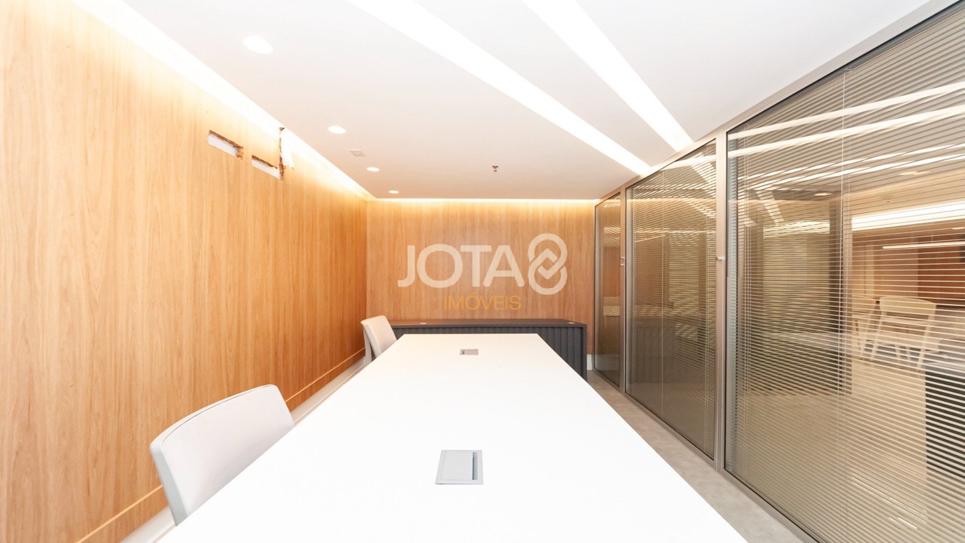 MARAVILHOSA SALA COMERCIAL COMPLETA COM 216M², MOBILIADA E DECORADA