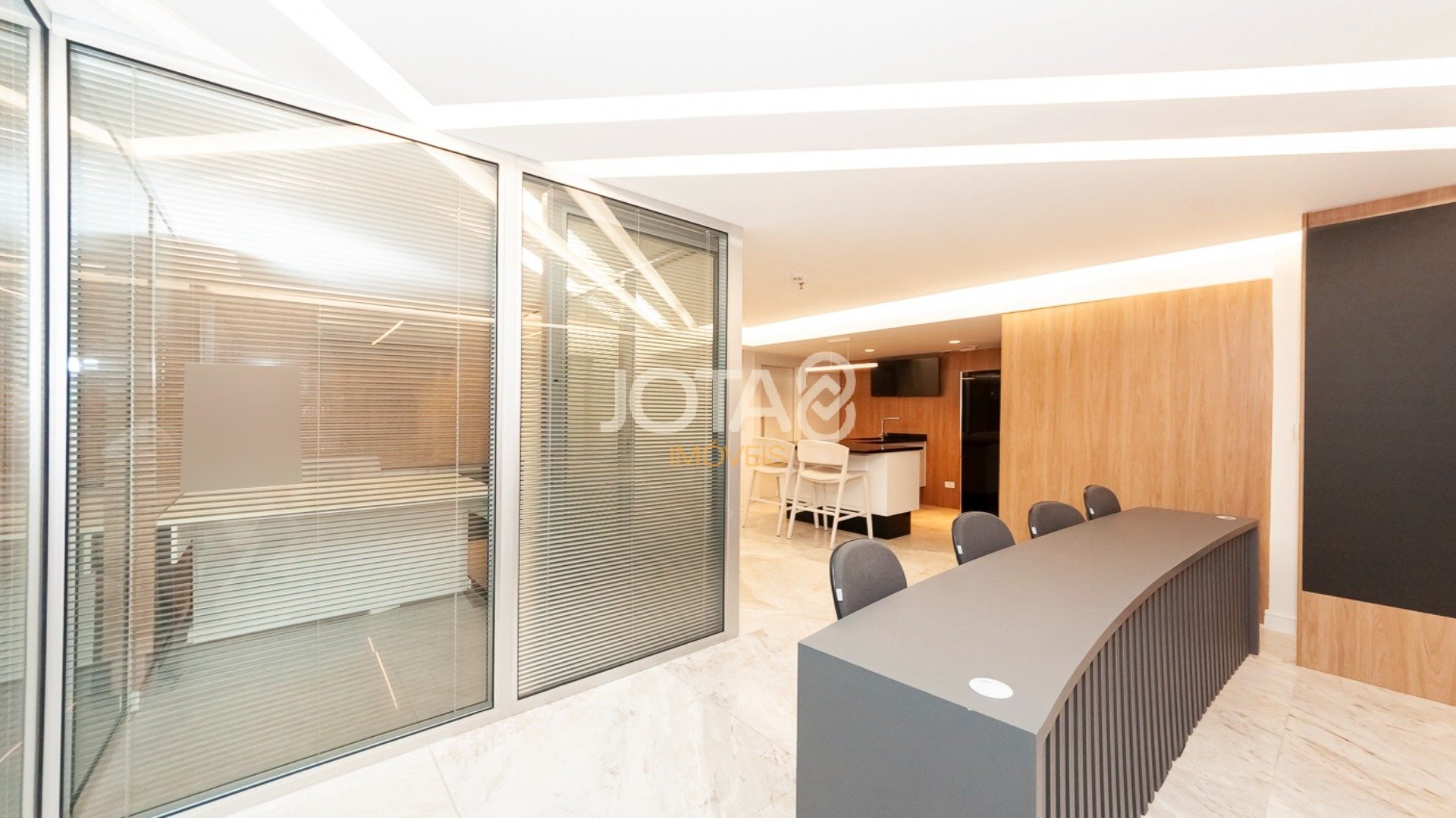 MARAVILHOSA SALA COMERCIAL COMPLETA COM 216M², MOBILIADA E DECORADA