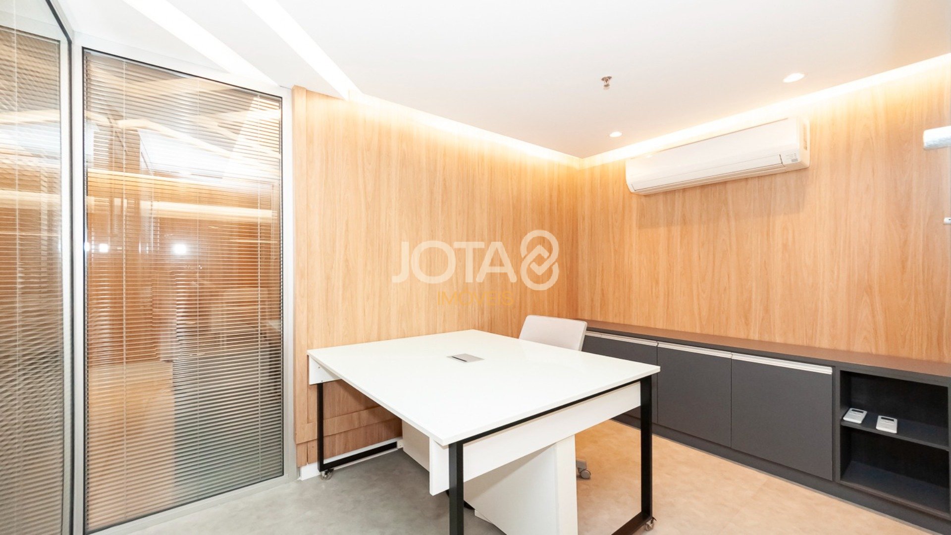 MARAVILHOSA SALA COMERCIAL COMPLETA COM 216M², MOBILIADA E DECORADA