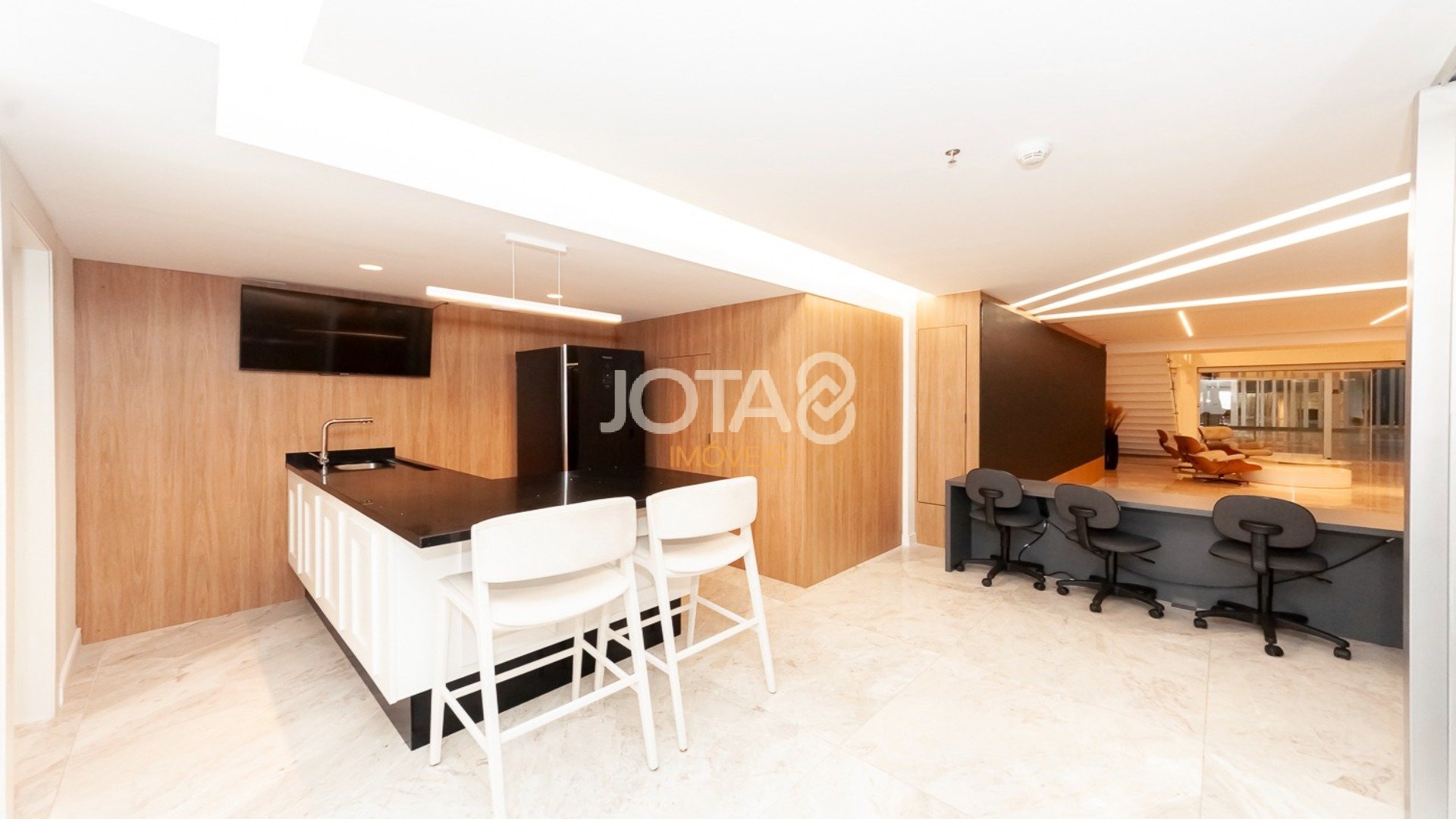 MARAVILHOSA SALA COMERCIAL COMPLETA COM 216M², MOBILIADA E DECORADA