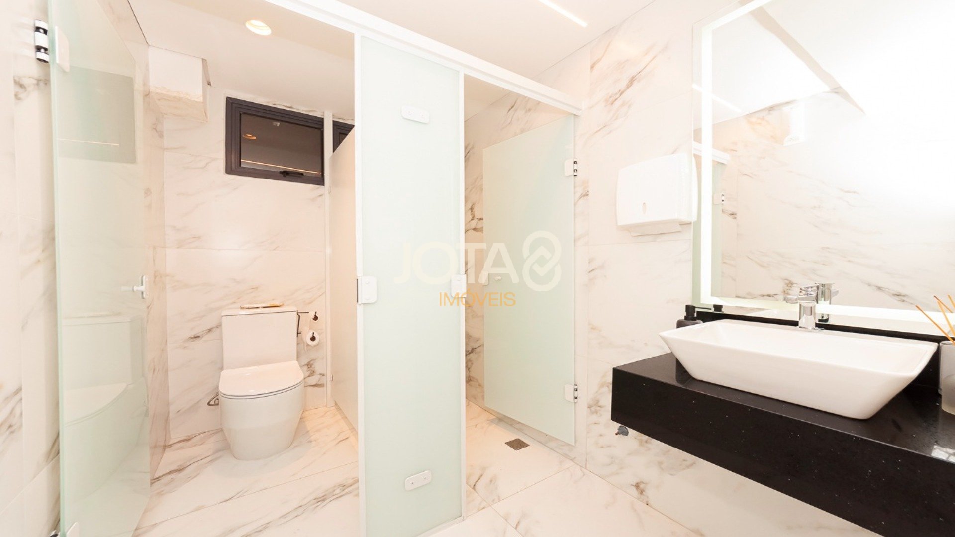 MARAVILHOSA SALA COMERCIAL COMPLETA COM 216M², MOBILIADA E DECORADA
