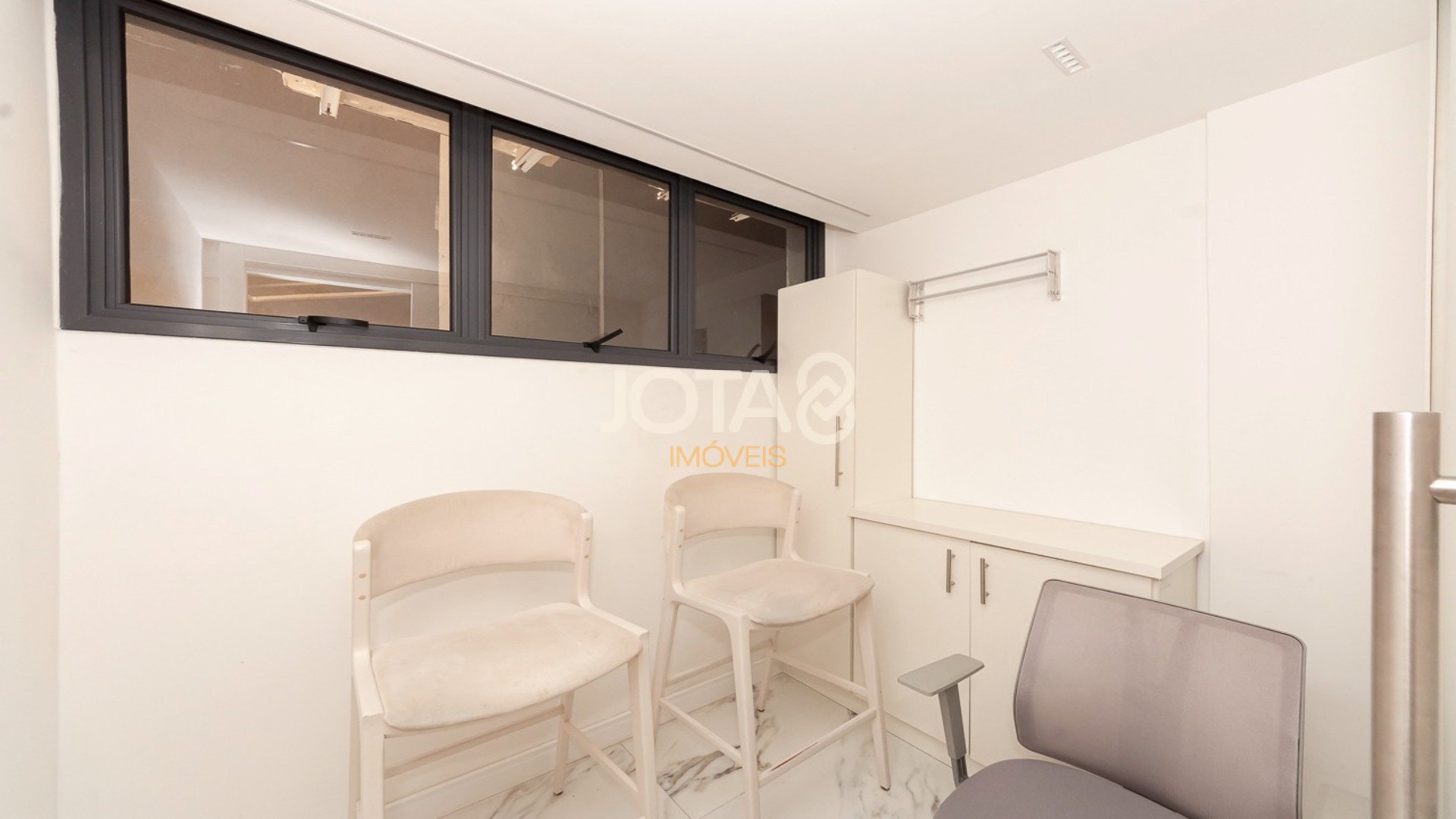 MARAVILHOSA SALA COMERCIAL COMPLETA COM 216M², MOBILIADA E DECORADA