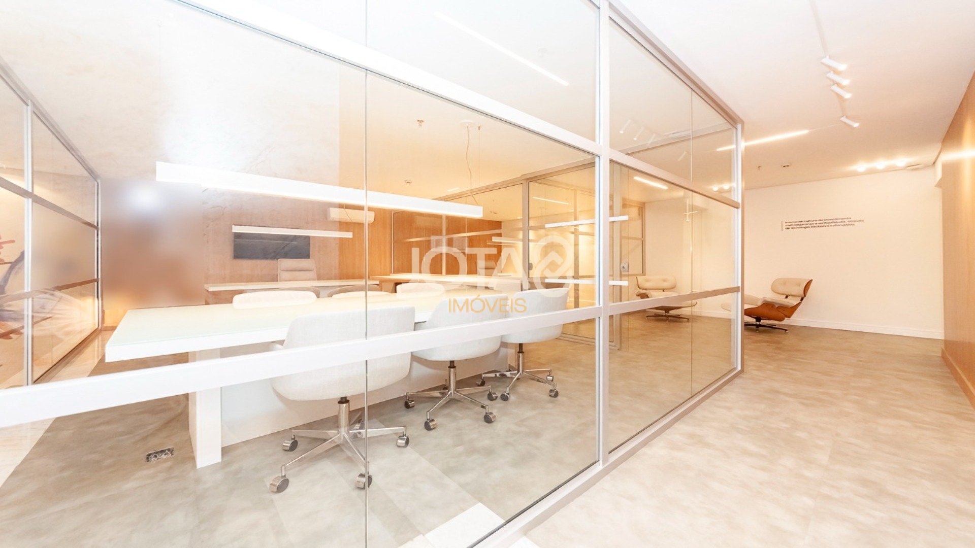 MARAVILHOSA SALA COMERCIAL COMPLETA COM 216M², MOBILIADA E DECORADA