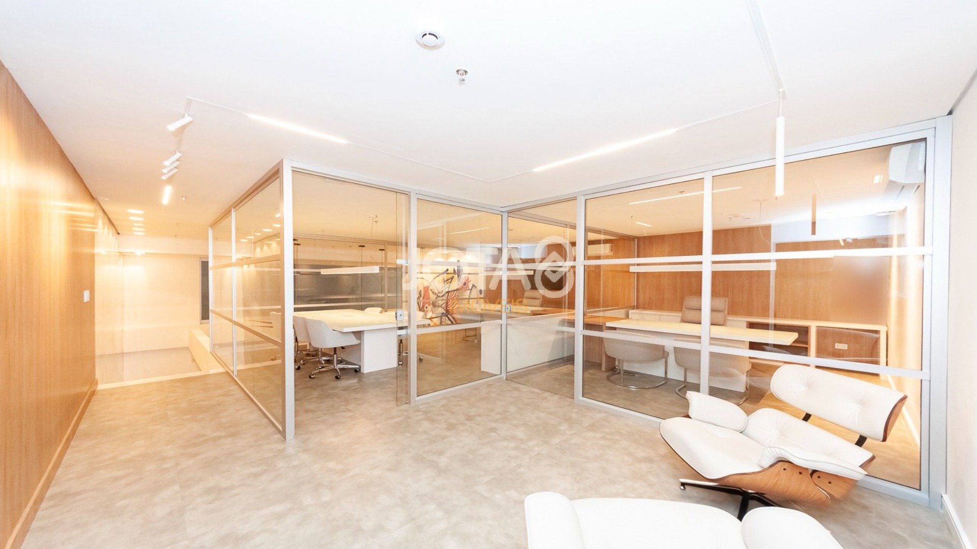 MARAVILHOSA SALA COMERCIAL COMPLETA COM 216M², MOBILIADA E DECORADA