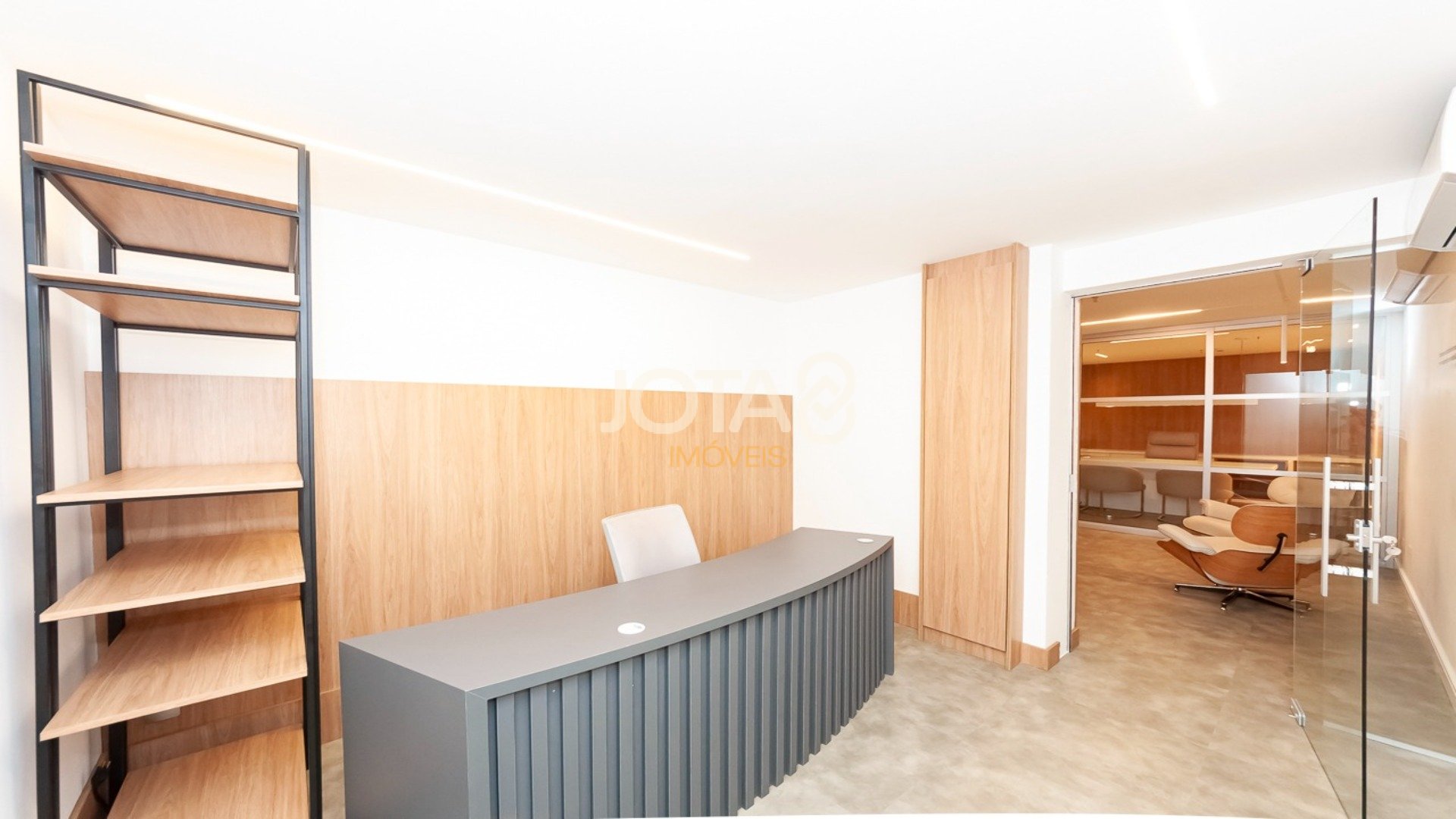 MARAVILHOSA SALA COMERCIAL COMPLETA COM 216M², MOBILIADA E DECORADA