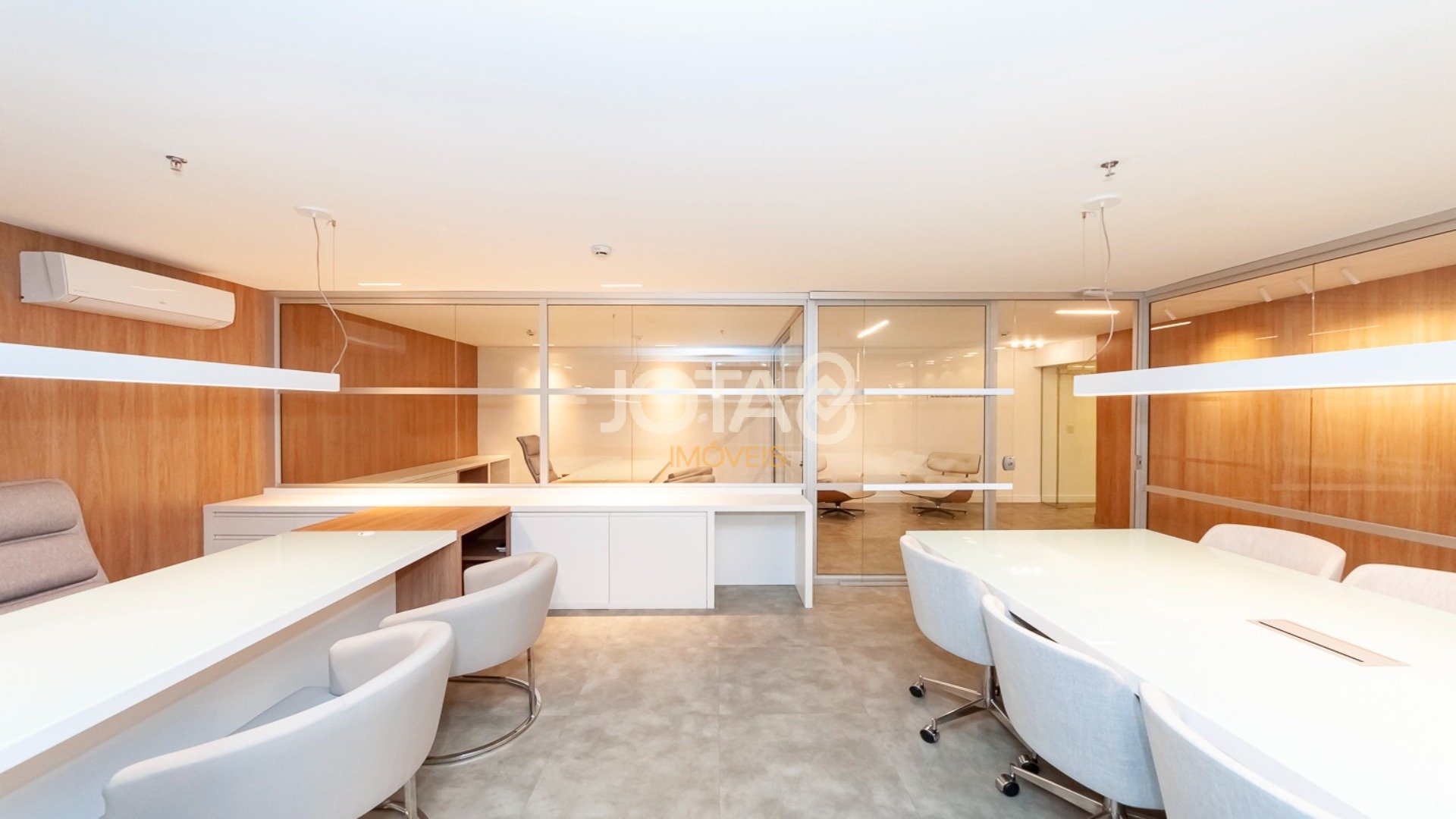 MARAVILHOSA SALA COMERCIAL COMPLETA COM 216M², MOBILIADA E DECORADA