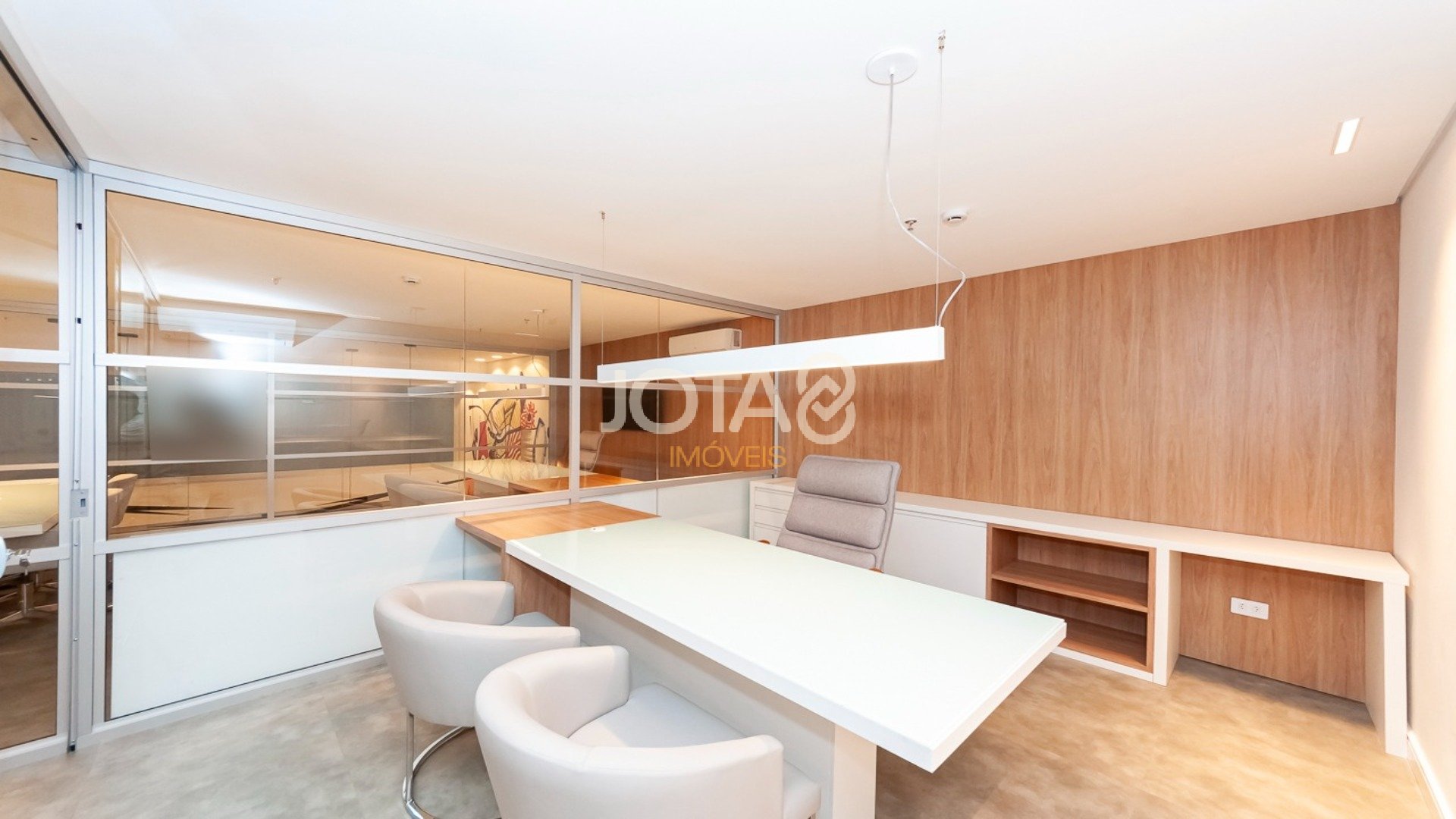 MARAVILHOSA SALA COMERCIAL COMPLETA COM 216M², MOBILIADA E DECORADA