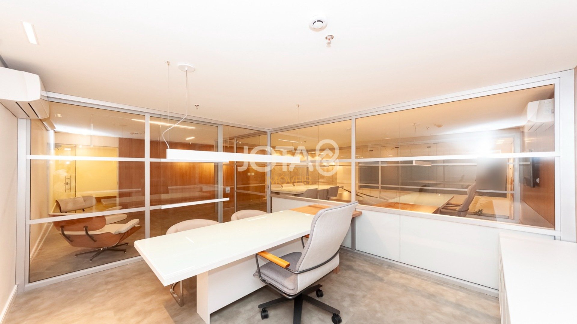 MARAVILHOSA SALA COMERCIAL COMPLETA COM 216M², MOBILIADA E DECORADA