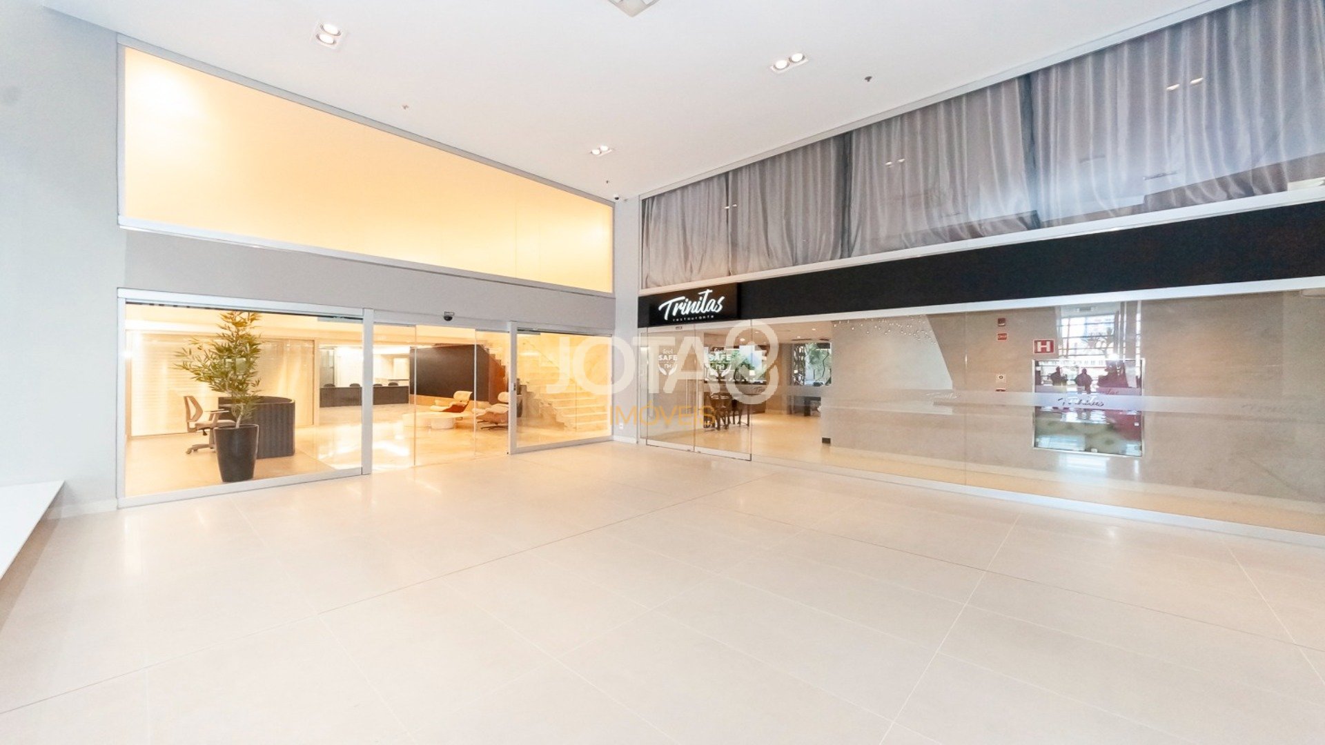 MARAVILHOSA SALA COMERCIAL COMPLETA COM 216M², MOBILIADA E DECORADA