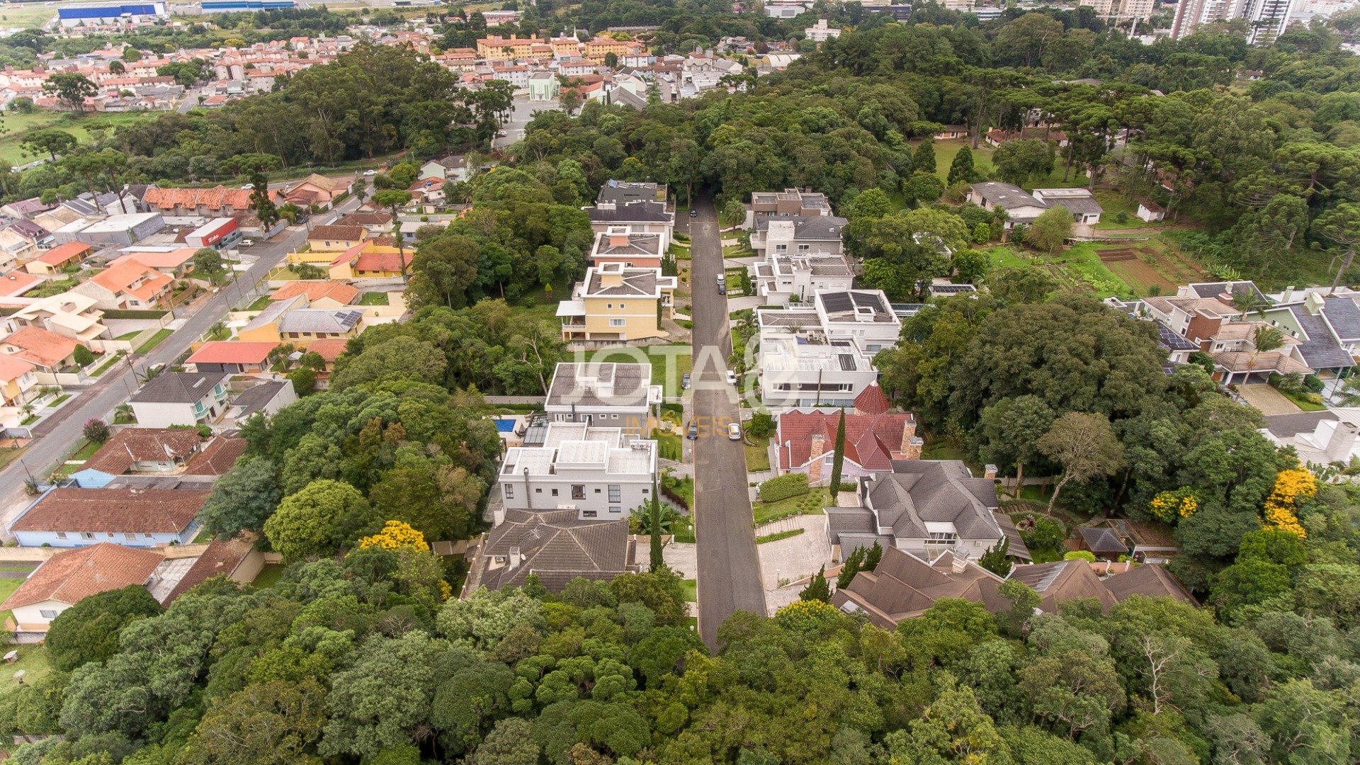 TERRENO EM CONDOMÍNIO NO CAMPO COMPRIDO COM BOSQUE PRIVATIVO