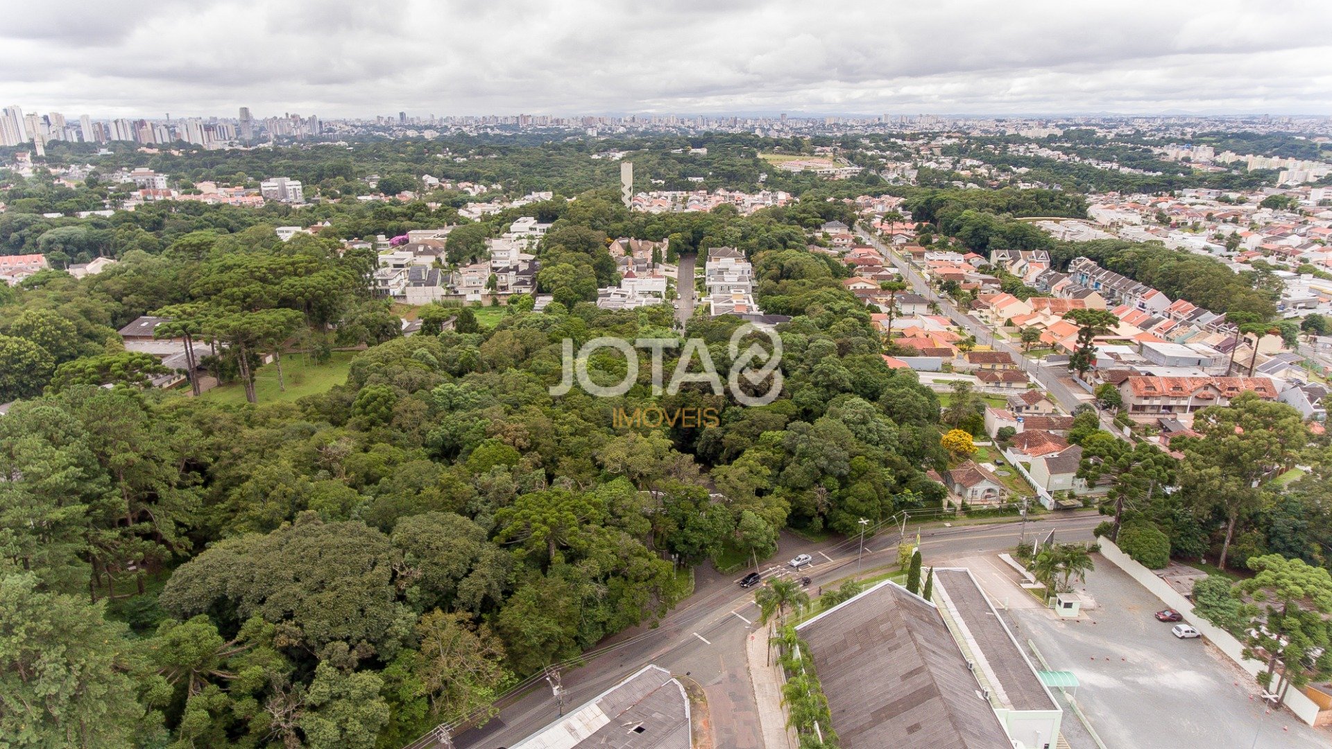 TERRENO EM CONDOMÍNIO NO CAMPO COMPRIDO COM BOSQUE PRIVATIVO