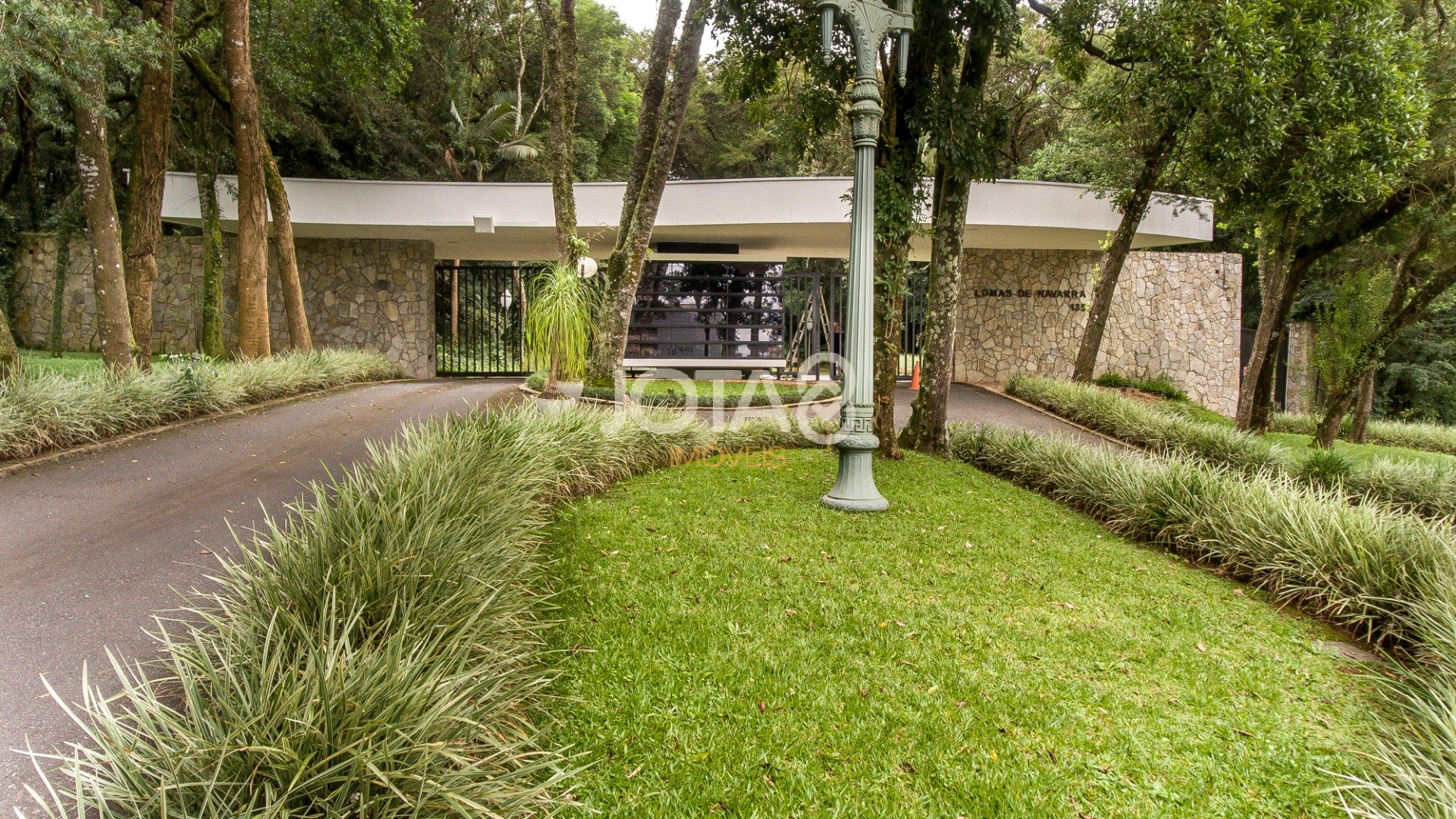 TERRENO EM CONDOMÍNIO NO CAMPO COMPRIDO COM BOSQUE PRIVATIVO