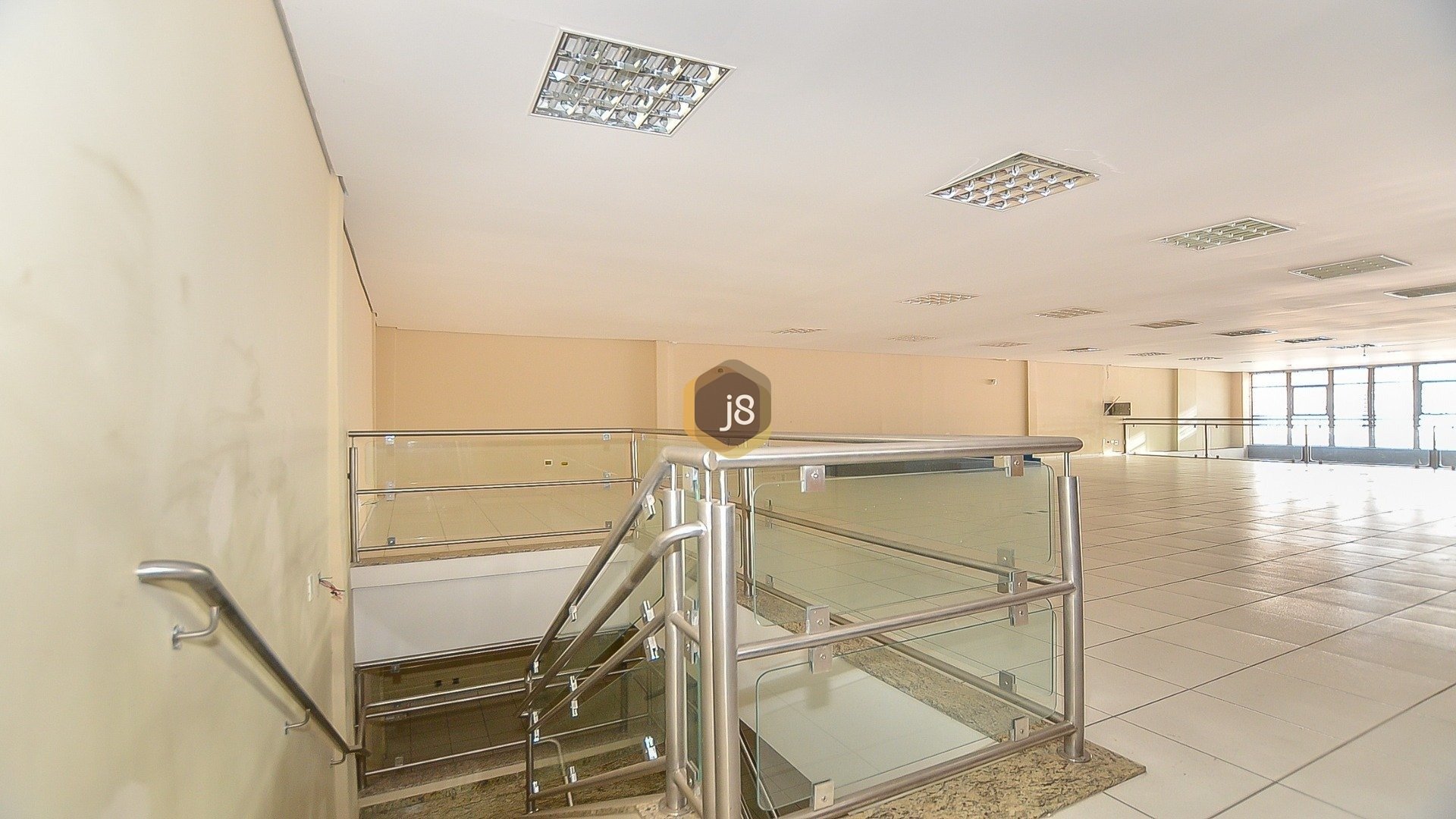 LOJA COM 580M²  NO CENTRO DE CURITIBA - J8