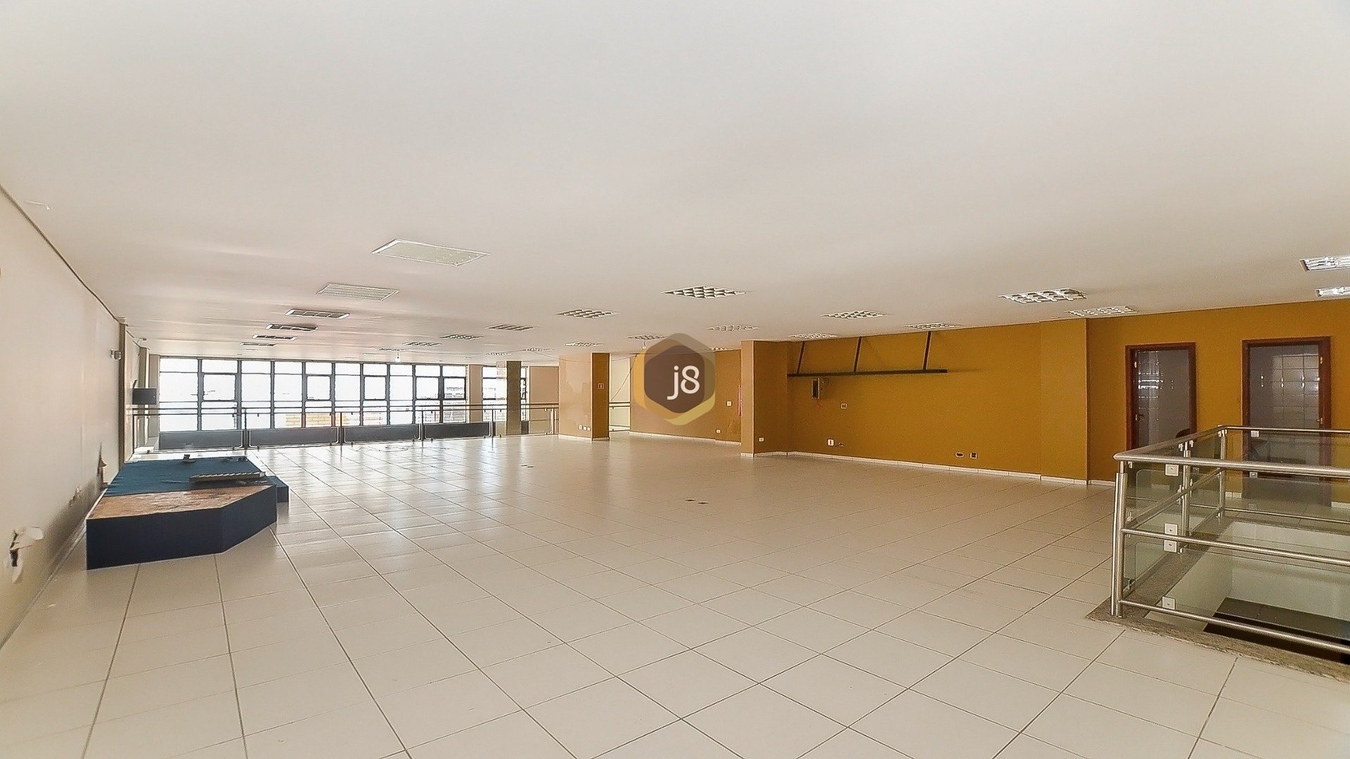 LOJA COM 580M²  NO CENTRO DE CURITIBA - J8