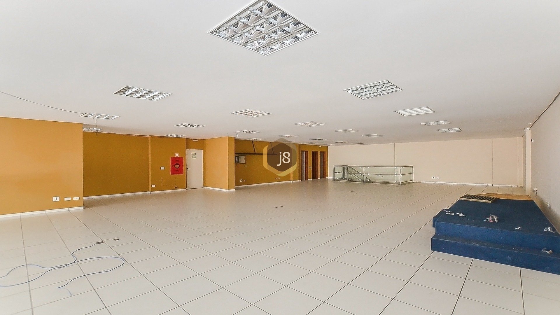 LOJA COM 580M²  NO CENTRO DE CURITIBA - J8