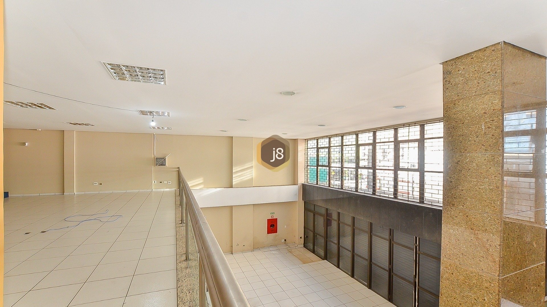LOJA COM 580M²  NO CENTRO DE CURITIBA - J8
