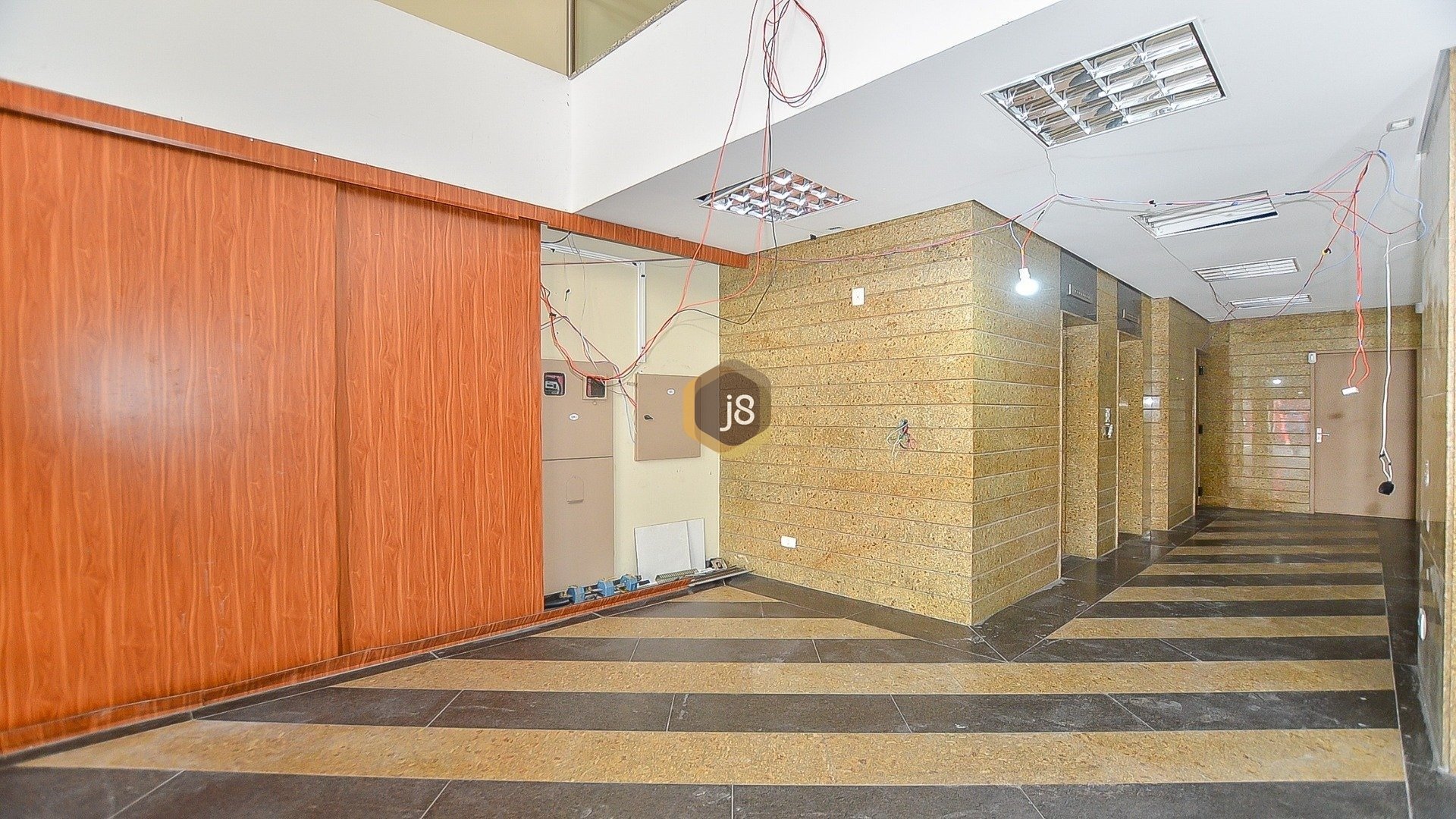 LOJA COM 580M²  NO CENTRO DE CURITIBA - J8