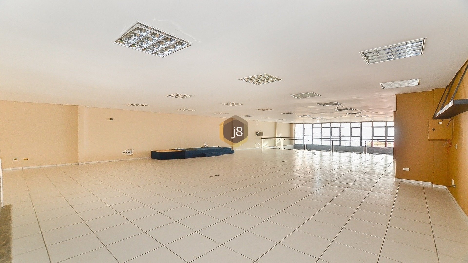 LOJA COM 580M²  NO CENTRO DE CURITIBA - J8