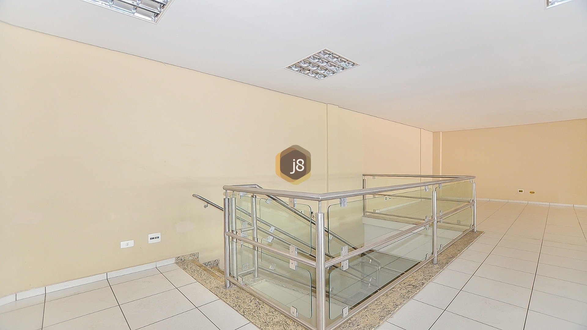 LOJA COM 580M²  NO CENTRO DE CURITIBA - J8